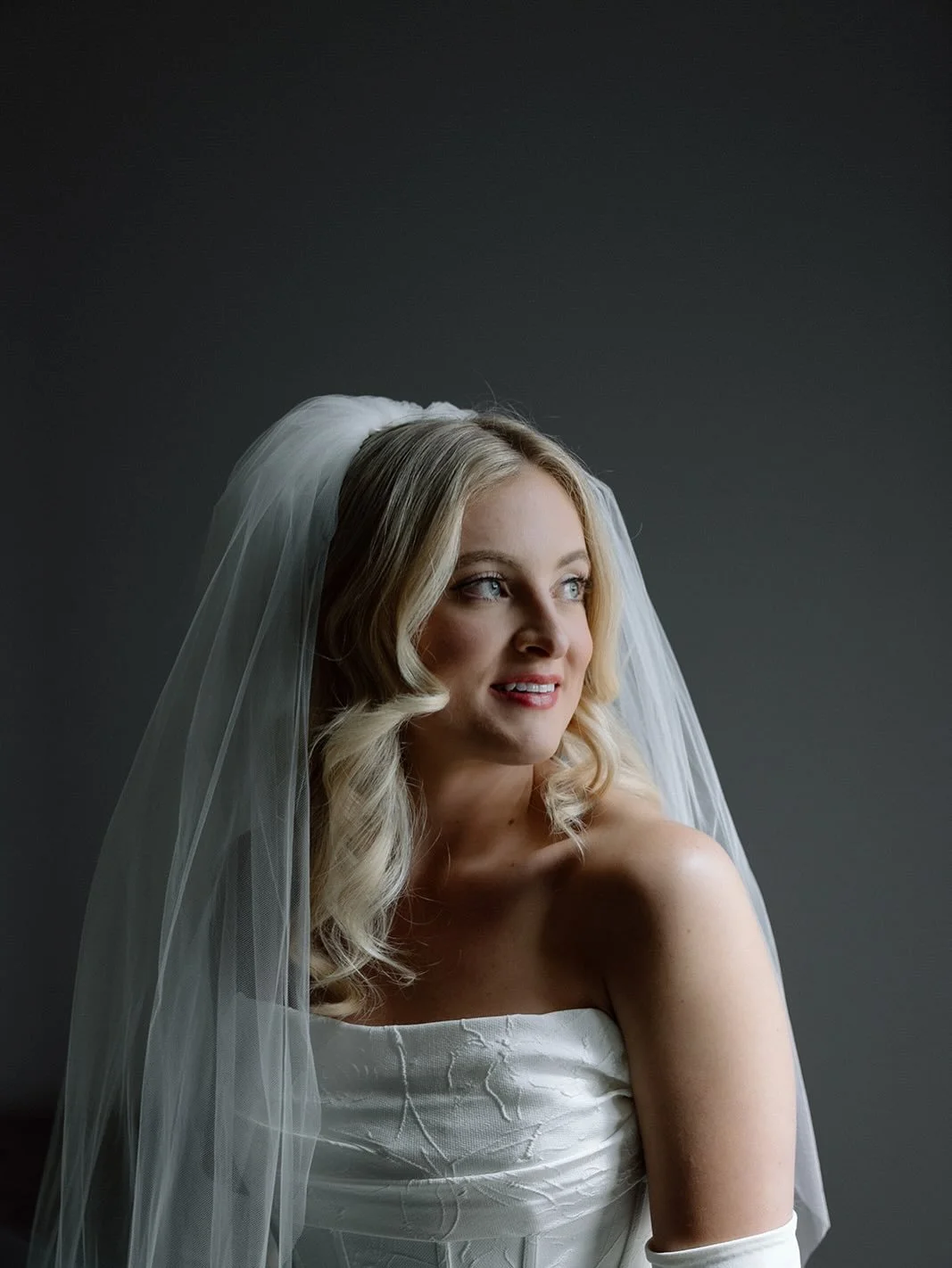 Soft eyes and graceful glow for her big day👰🏼&zwj;♀️🤍

Hair by @hairbylisahafenstein 

#Wedding #MUA #Colorado #Dillon #makeup