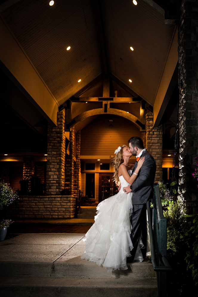 Bride and groom at entrance to Scotland Run Golf Club / Meyer Photography