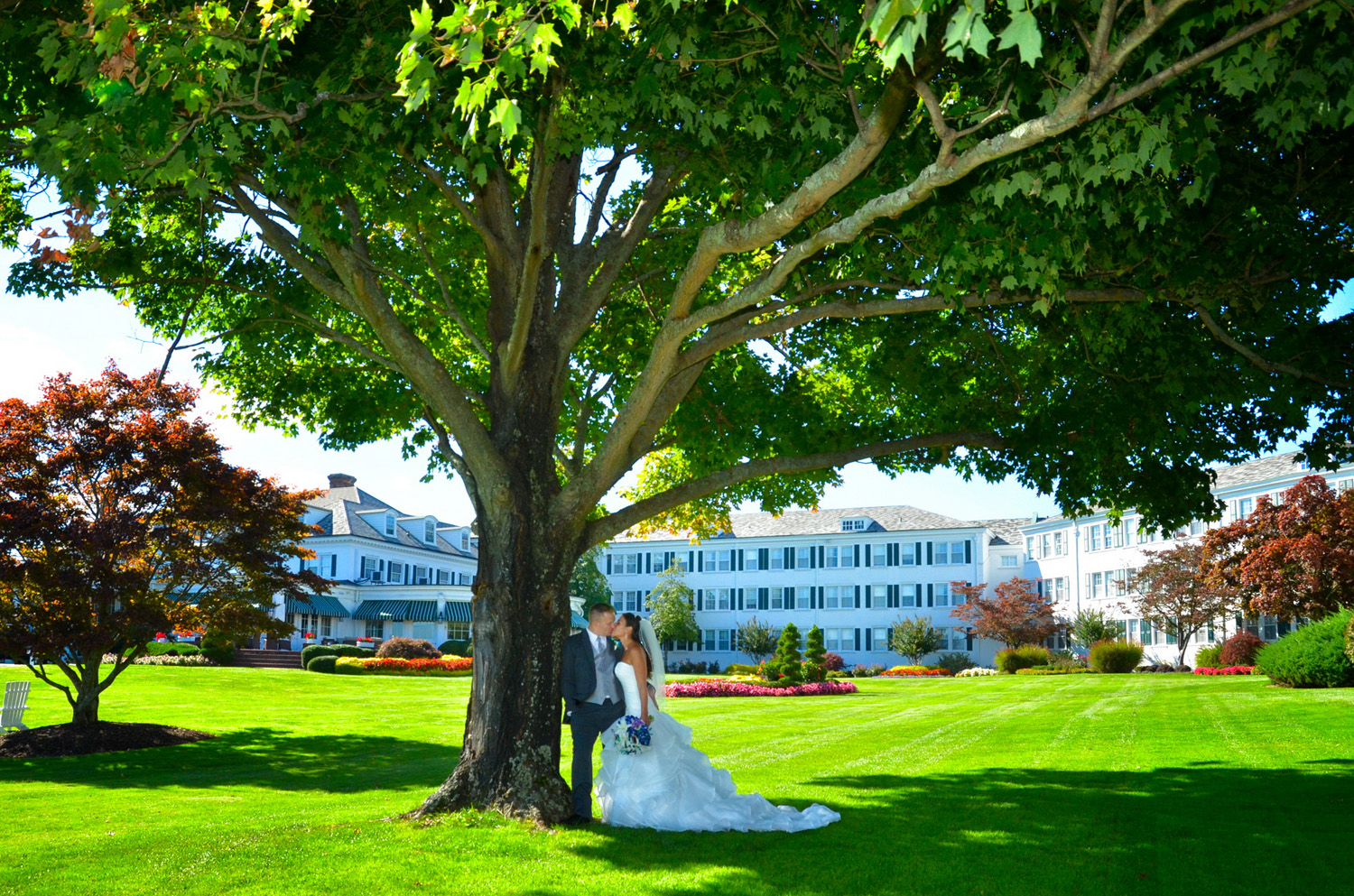 Seaview resort front lawn / Meyer Photography