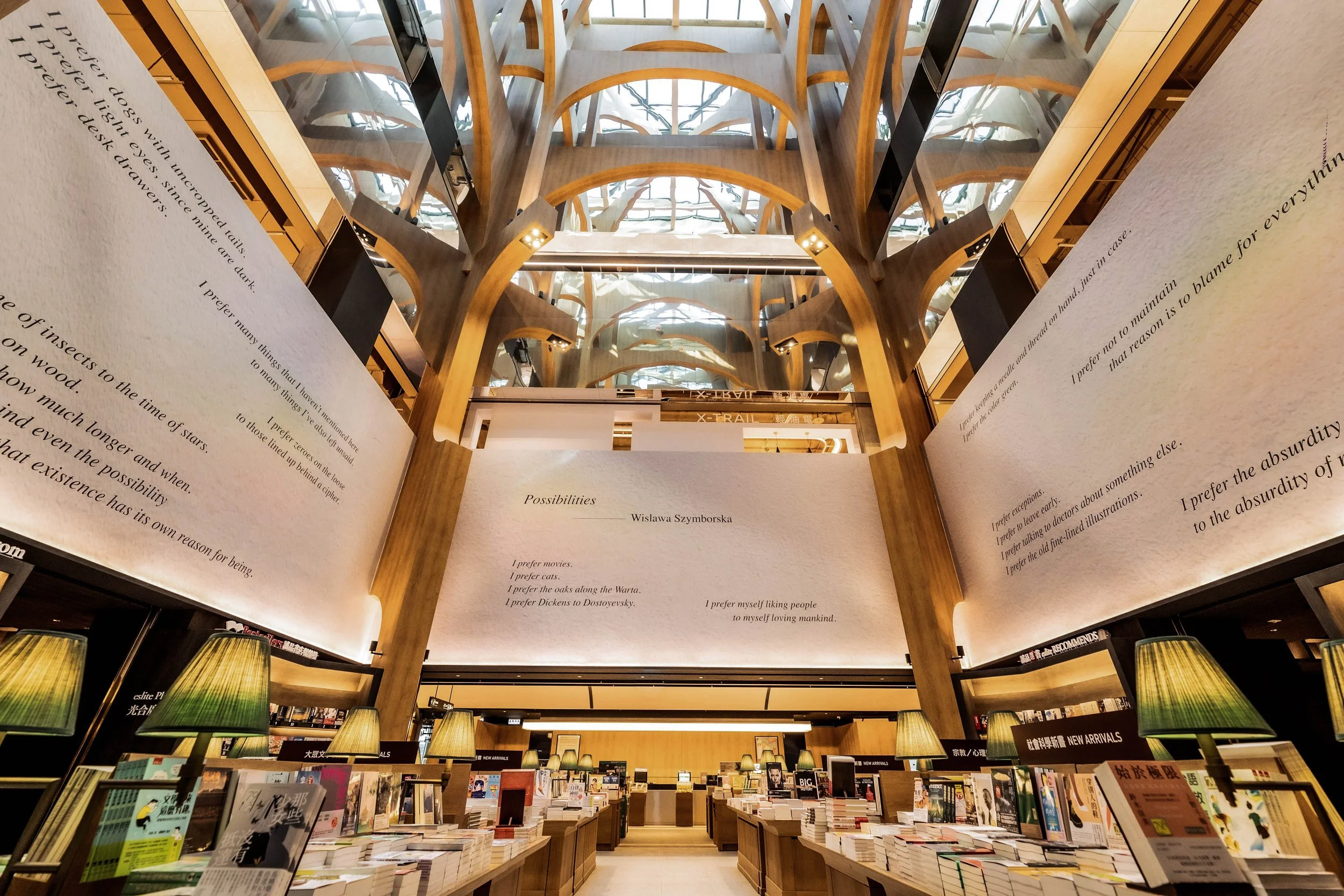 誠品生活新店｜4F書店｜30米挑高天井，可在「光合廣場」自然天光下沉浸書香 (2).jpg