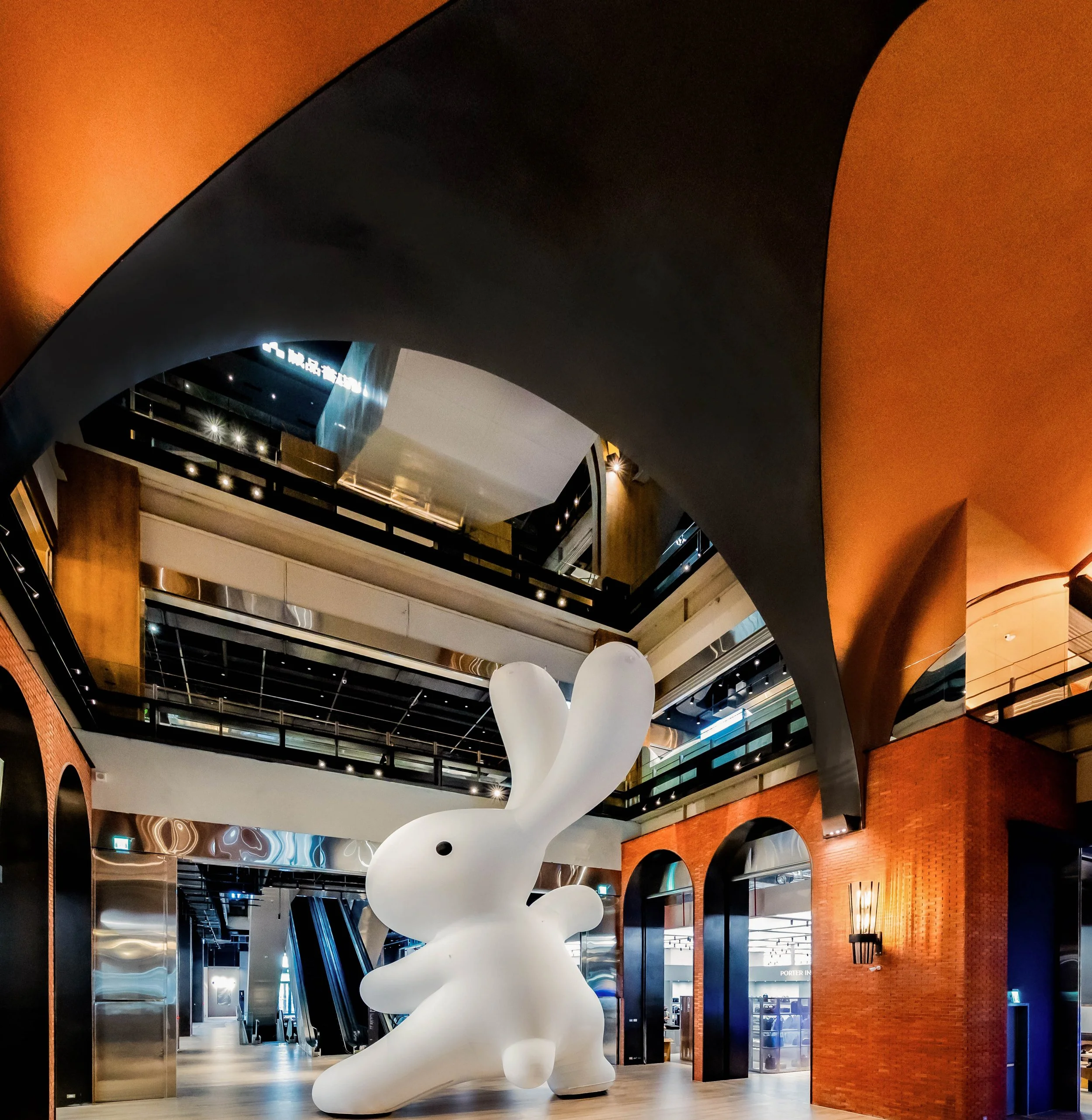 誠品生活新店｜由知名藝術家黃本蕊創作的10米高巨型兔子「太極尼尼」藝術裝置在一樓迎賓 (1).jpg