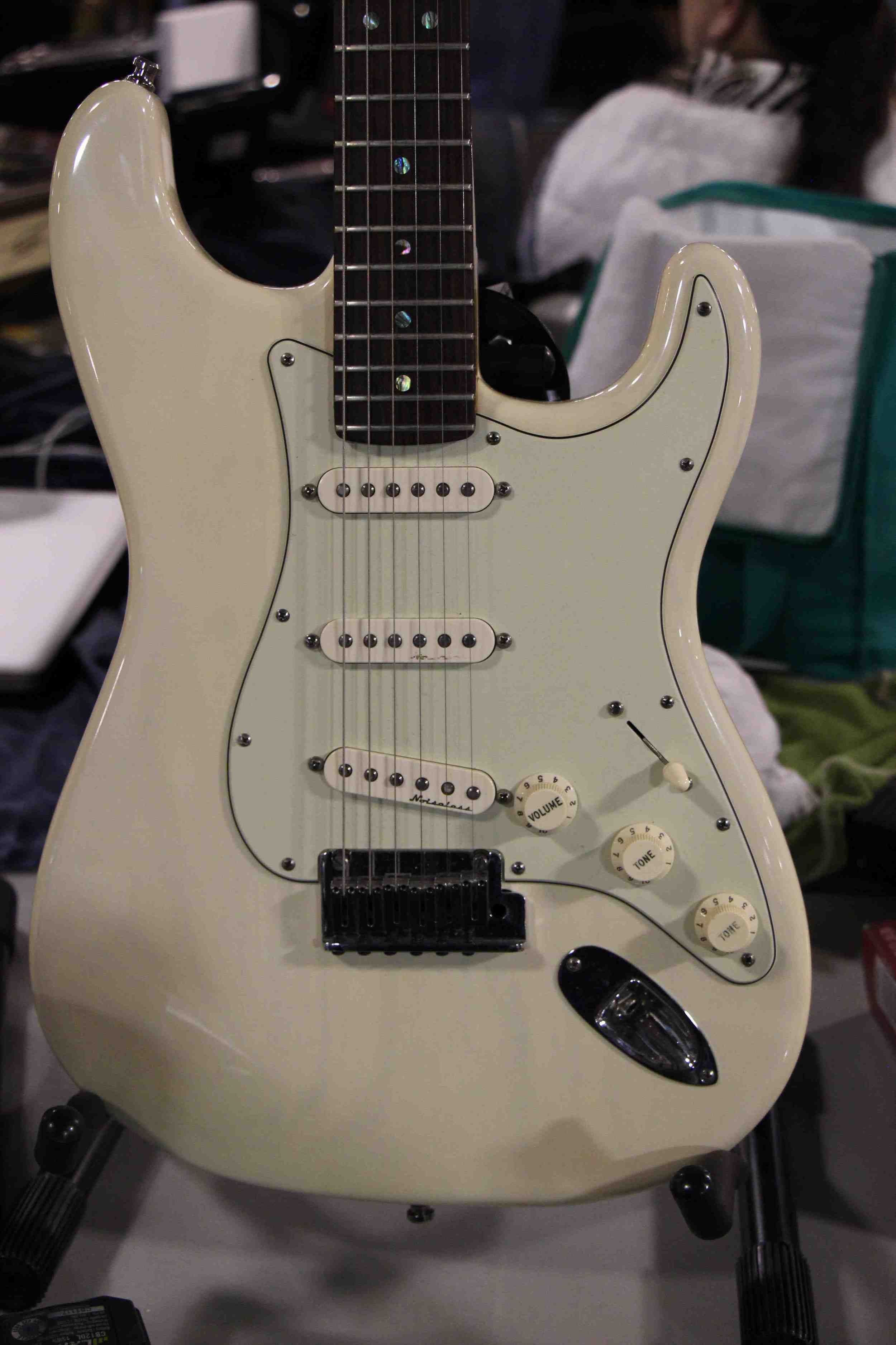 1971 Olympic White fender stratocaster.jpg