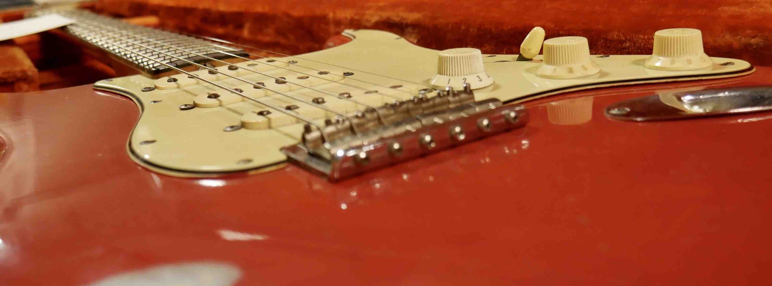 red strat full close.jpg