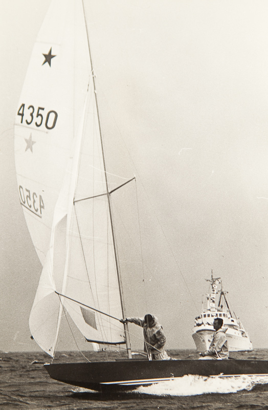 ....German Star RAJU III at full speed during the only windy day at the centennial regatta of NJK in 1970. The wind blowing 4 beufort broke several mast and tore many fittings. Photo: Martti Vuorenjuuri..Saksalainen RAJU III täydessä vauhdissa NJK:n satavuotisjuhlaregatan ainoana tuulisena päivänä. Neljän beufortin voimalla puhaltanut tuuli katkoi useita mastoja ja rikkoi heloja. Kuva: Martti Vuorenjuuri....