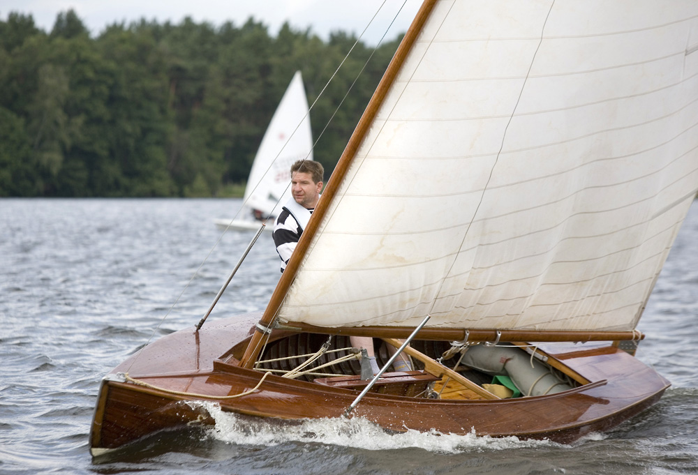 ....Original condition O-jolle sailing in Geldner-Preis Regatta in Germany. Photo: Jan Maas..Alkuperäiskuntoinen Olympia-jolla Geldner-Preis -regatassa Saksassa. Kuva: Jan Maas....