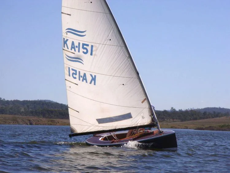 ....1956 built Finn dinghy WIVENHOE. Photo Michael Stirrer..Vuonna 1956 rakennettu Finn-jolla WIVENHOE. Kuva: Michael Strorer....