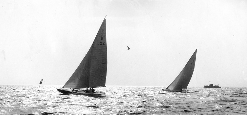 ....The 6mR MERENNEITO leading 1927 Gold Cup Race. Photo: ASS..MERENNEITO johdossa vuoden 1927 kultapokaalikilpailuissa. Kuva: ASS....
