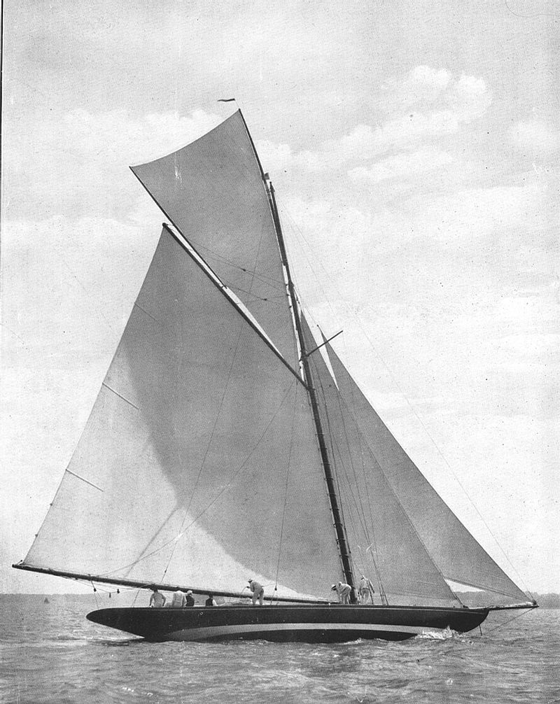 ....The 15mR racing cutter, MAO'OONA, photo: Wikipedia Commons..15 mR luokan kutteritakiloitu MAO'OONA, kuva: Wikipedia Commons....