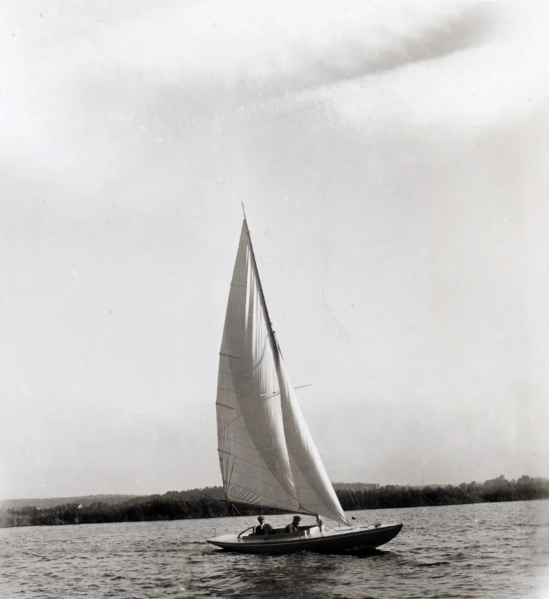 ....Testing a 15-valör boat built at Turun veneveistämö 1927. Photo: ASS.. Turun veneveistämön rakentama 15-valöörinen koepurjehduksella Airistolla vuonna 1927. Kuva: Tom Bäckströmin kokoelmat ....