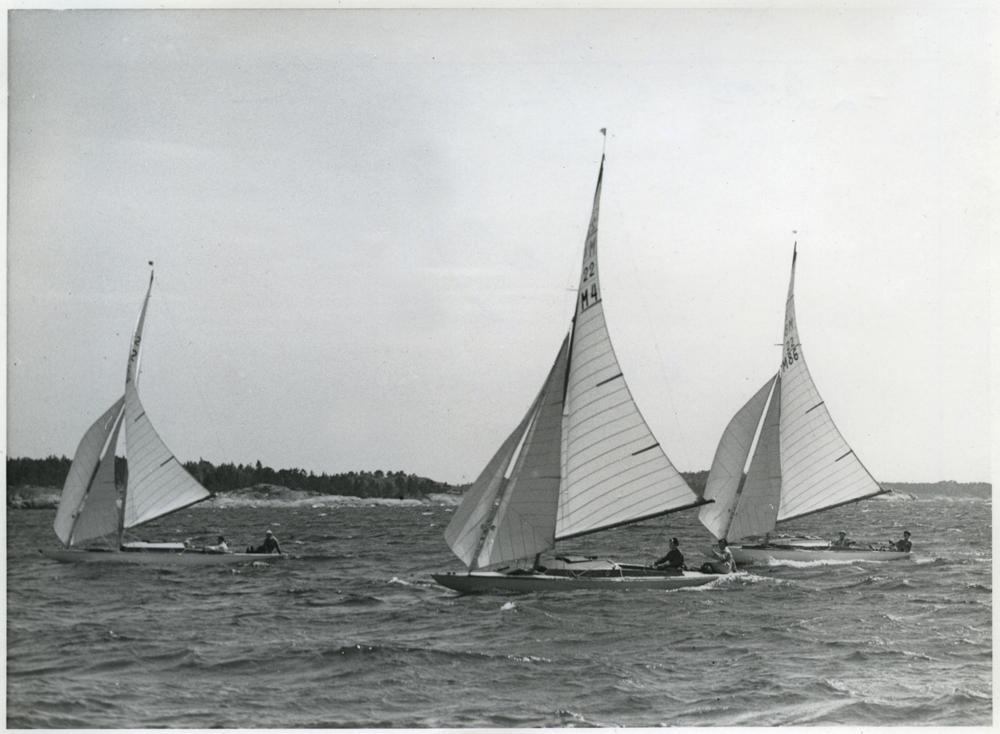 ....Stormy Weather (M4) racing against Kuling (M42) and Sivan (M8) in a regatta in 1945. Photo: Digitaltmuseum..Stormy Weather (M4) kisassa Kulingin (M42) ja Sivan (M8) kanssa kesäkuisessa regatassa Kanholmsfjärdenillä vuonna 1945. Kuva: Digitaltmuseum....