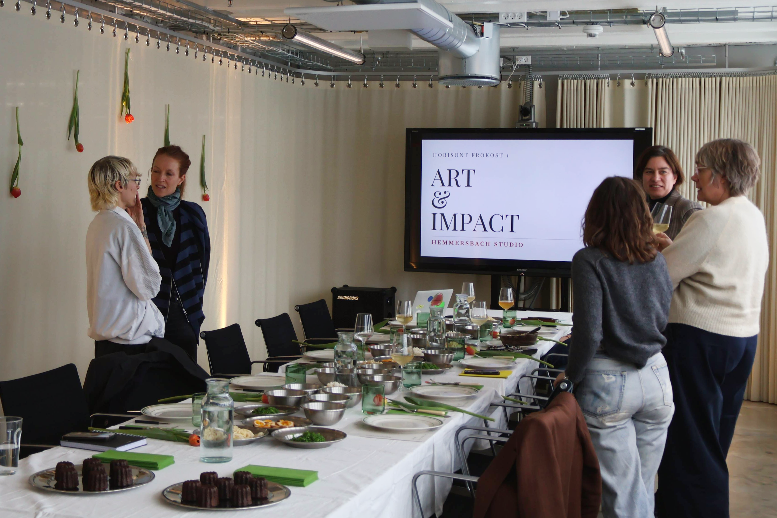 Curated lunch setting and presentation in an organisational context by Hemmersbach Studio