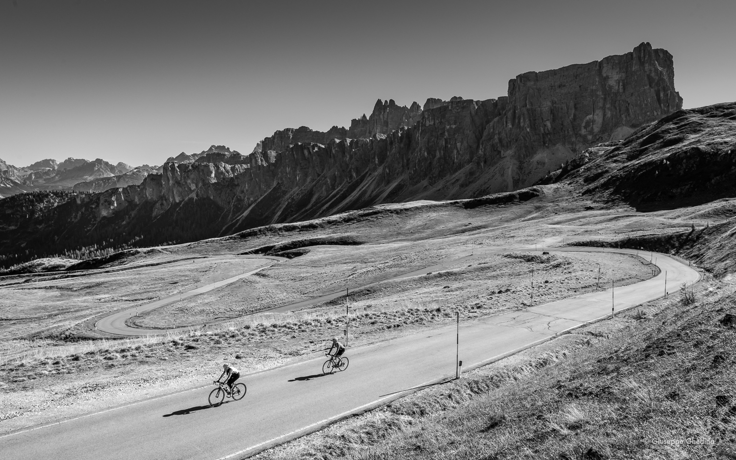 Gli ultimi tornanti prima del Passo Giau_ Sullo sfondo Lastoi de Formin e Croda da Lago