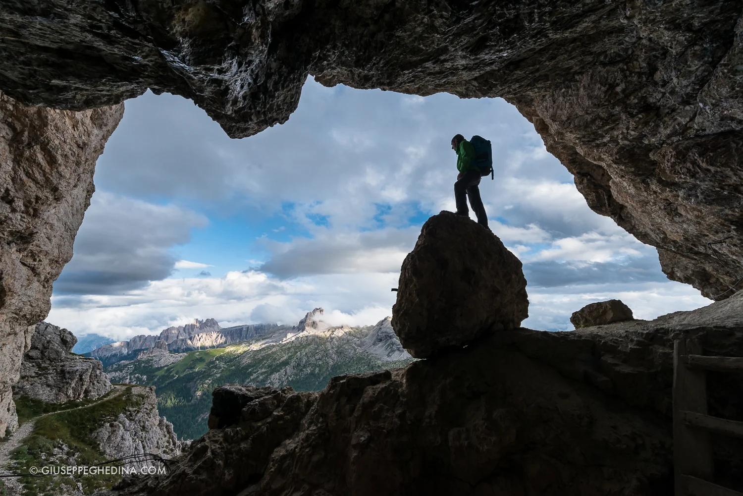 La grande caverna d'ingresso alla galleria _ sullo sfondo Lastoi de Formin, Croda da Lago e Averau _ photo @giuseppeghedina.com