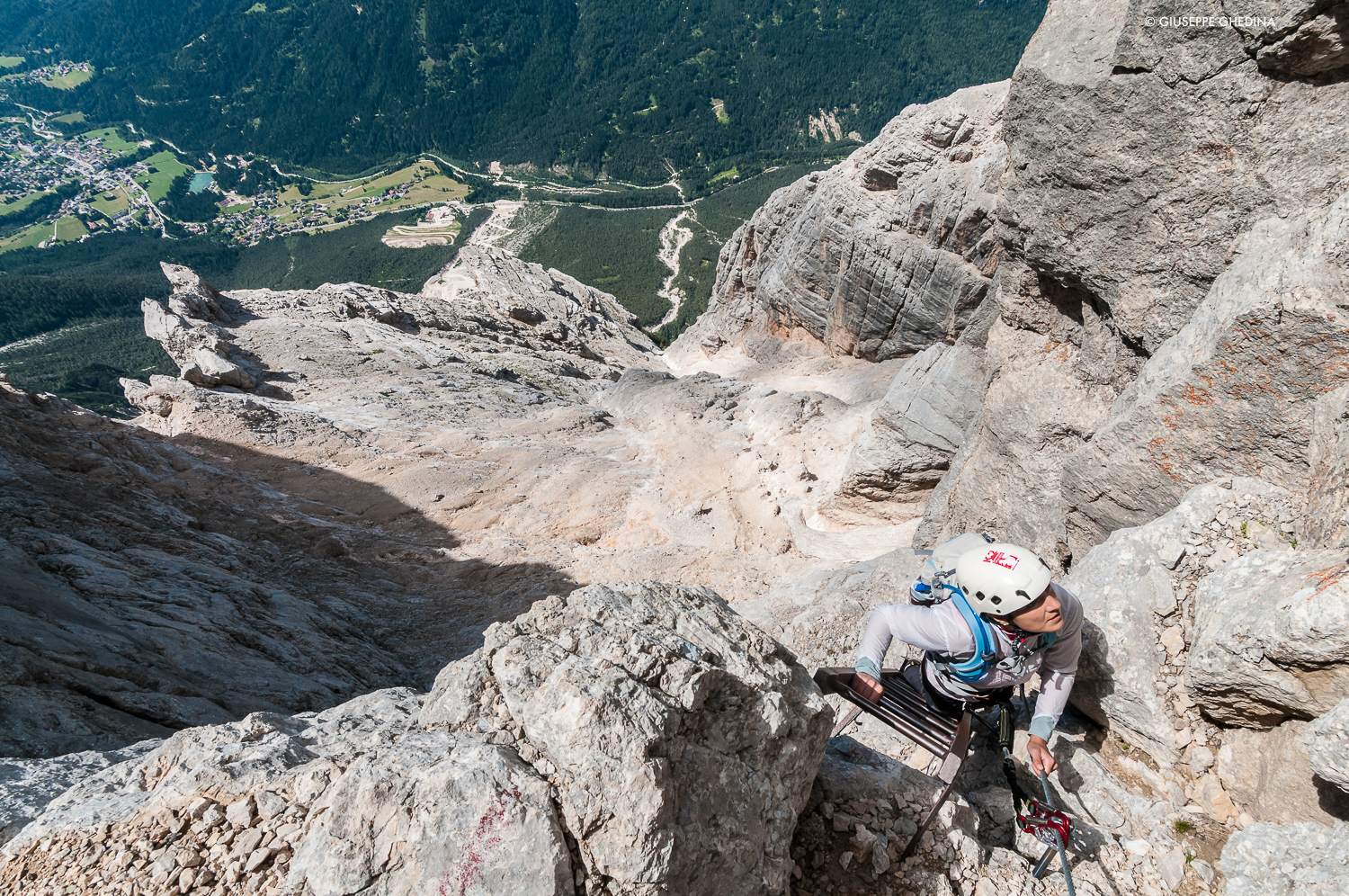 Le scalette accompagnano spesso i dislivelli lungo la Cengia del Banco _ Sorapiss Dolomiti - in basso l'abitato di San Vito di Cadore_ Foto @giuseppeghedina.com