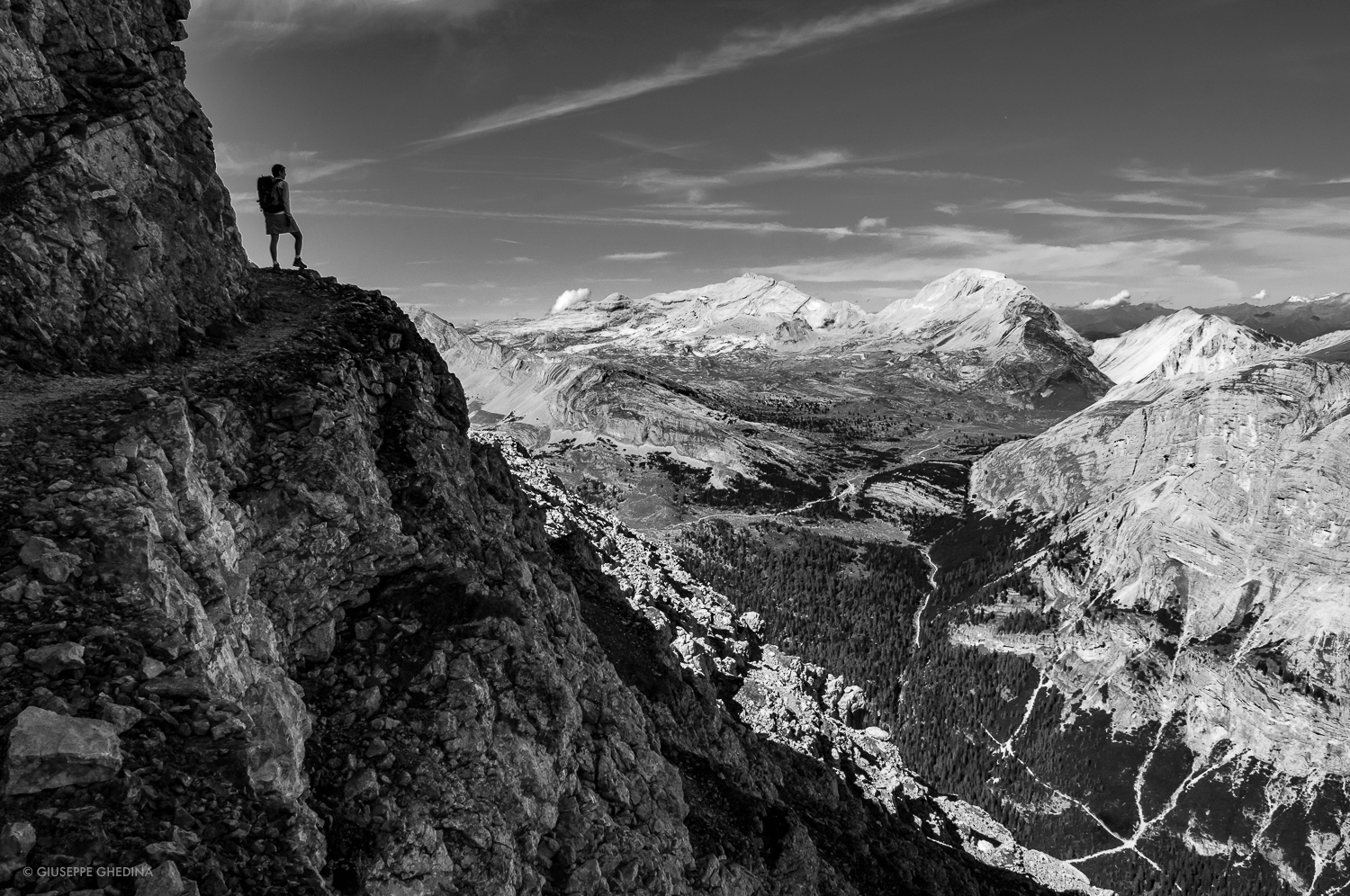 Lungo le cenge del Vallon Bianco Dolomiti _ sullo sfondo l'Alpe di Fanes, Sasso delle Dieci, Sasso delle Nove, Piz De Sant Antone, Spalti del Col Bechei_ Foto @giuseppeghedina.com