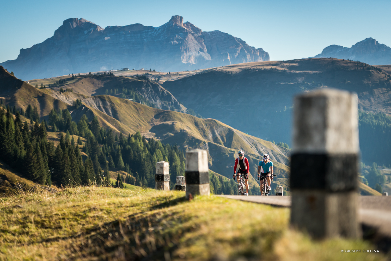 "..è il profilo dei monti con il sole al di là.." Salendo al Passo Pordoi _ Photo giuseppeghedina.com