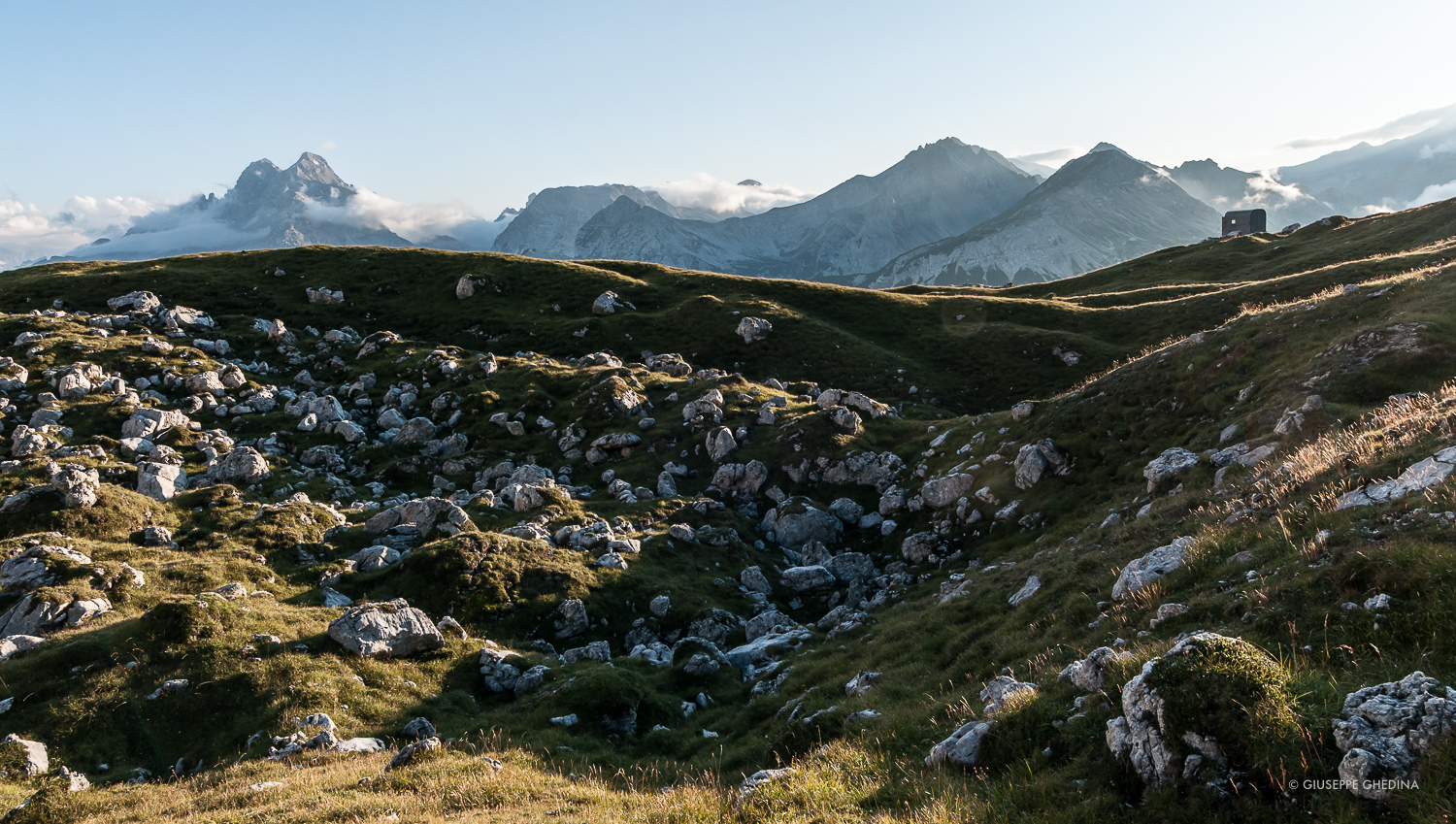 Gli antichi pascoli dell'anfiteatro de Ra Montejèla_da sinistra Tofana di Mezzo, Tofana Terza, Valon Bianco, Taburlo, Croda d'Antruiles e Col Bechei, Lavinores e Croda Camin _PHOTO © GIUSEPPEGHEDINA.COM