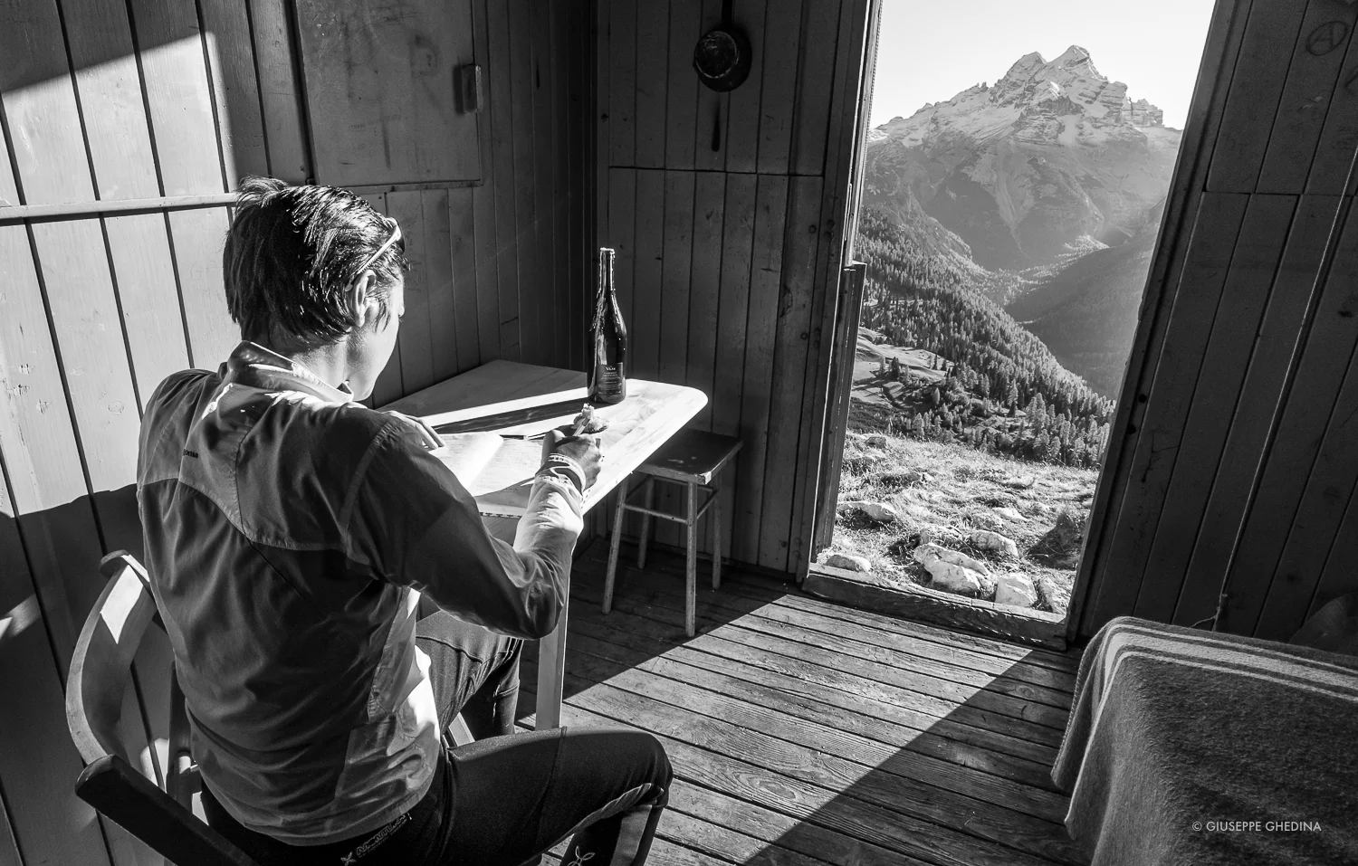 All'interno del Bivacco Dell'Oglio_sullo sfondo il gruppo delle Tofane _PHOTO © GIUSEPPEGHEDINA.COM