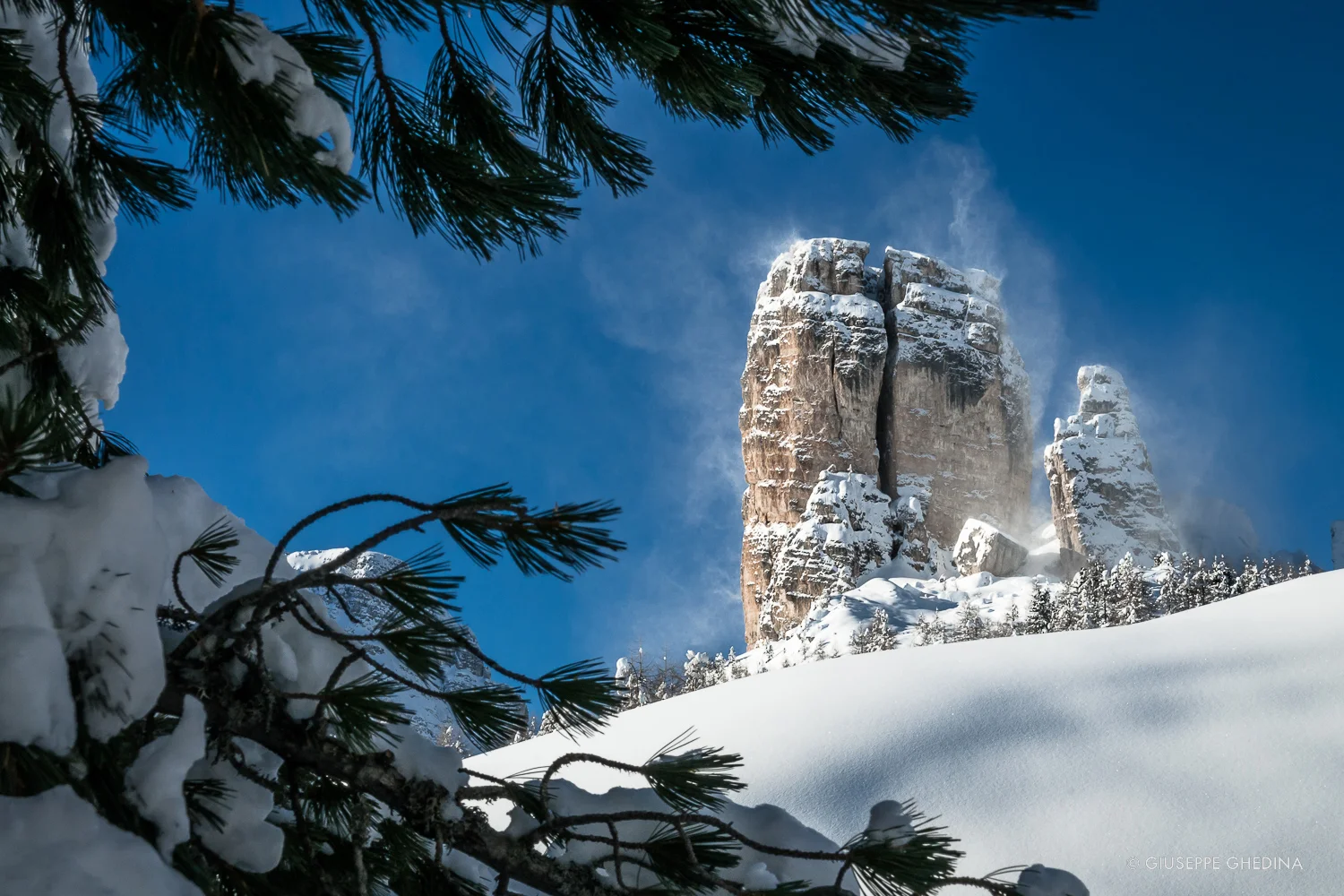 Vento, neve e cielo azzurro in Cinque Torri _ Photo @GIUSEPPEGHEDINA.COM