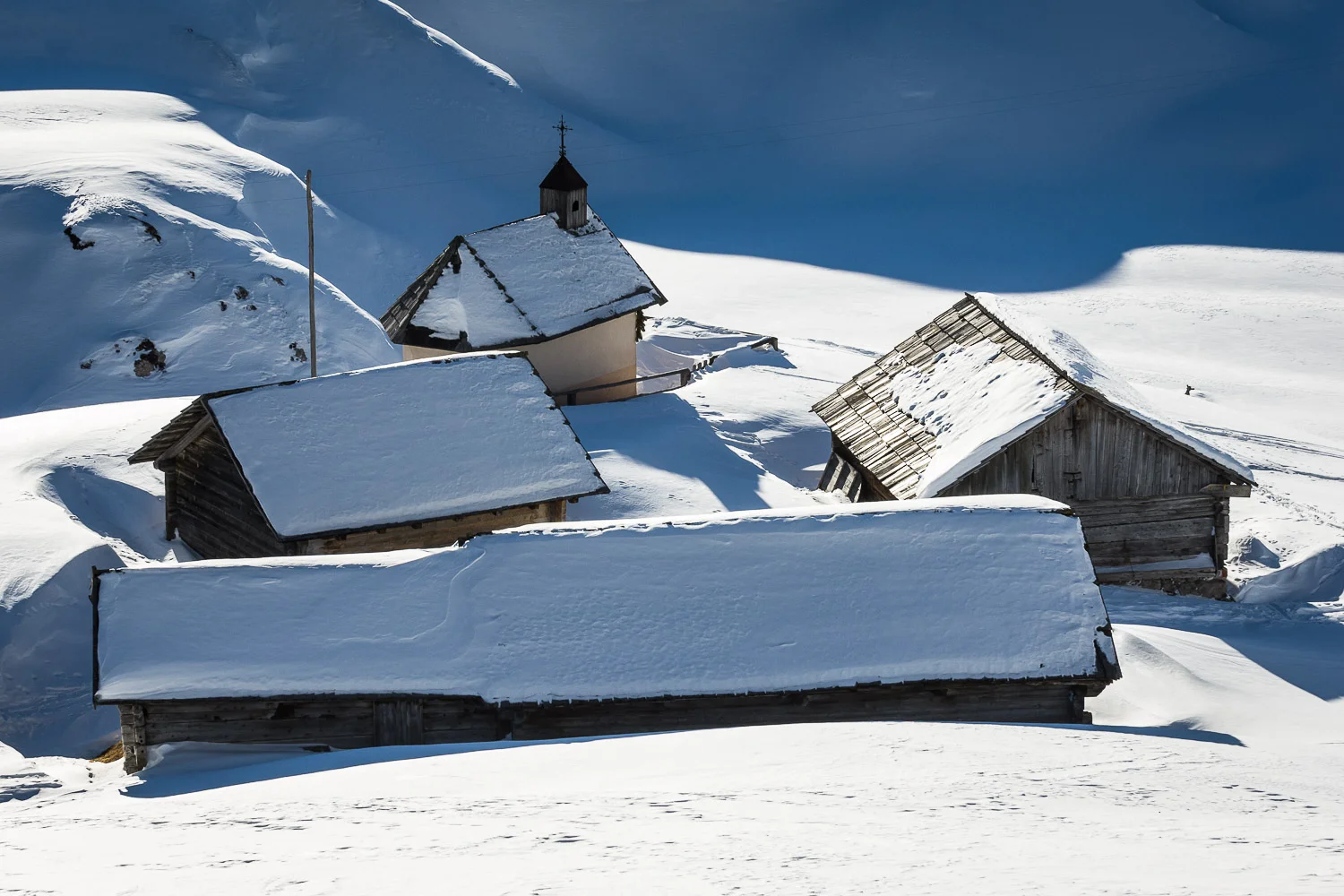 Il villaggio con la chiesetta presso il Rifugio Fodara _ PHOTO © GIUSEPPE GHEDINA