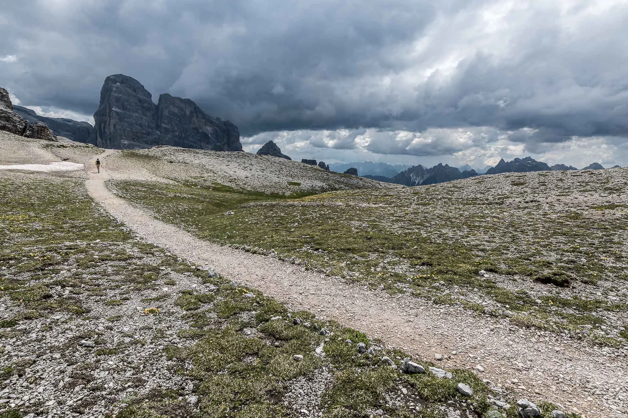 Crode dei Piani prima di giungere a Forcella Pian di Cengia. Sullo sfondo la Croda dei Toni. _ PHOTO © GIUSEPPE GHEDINA