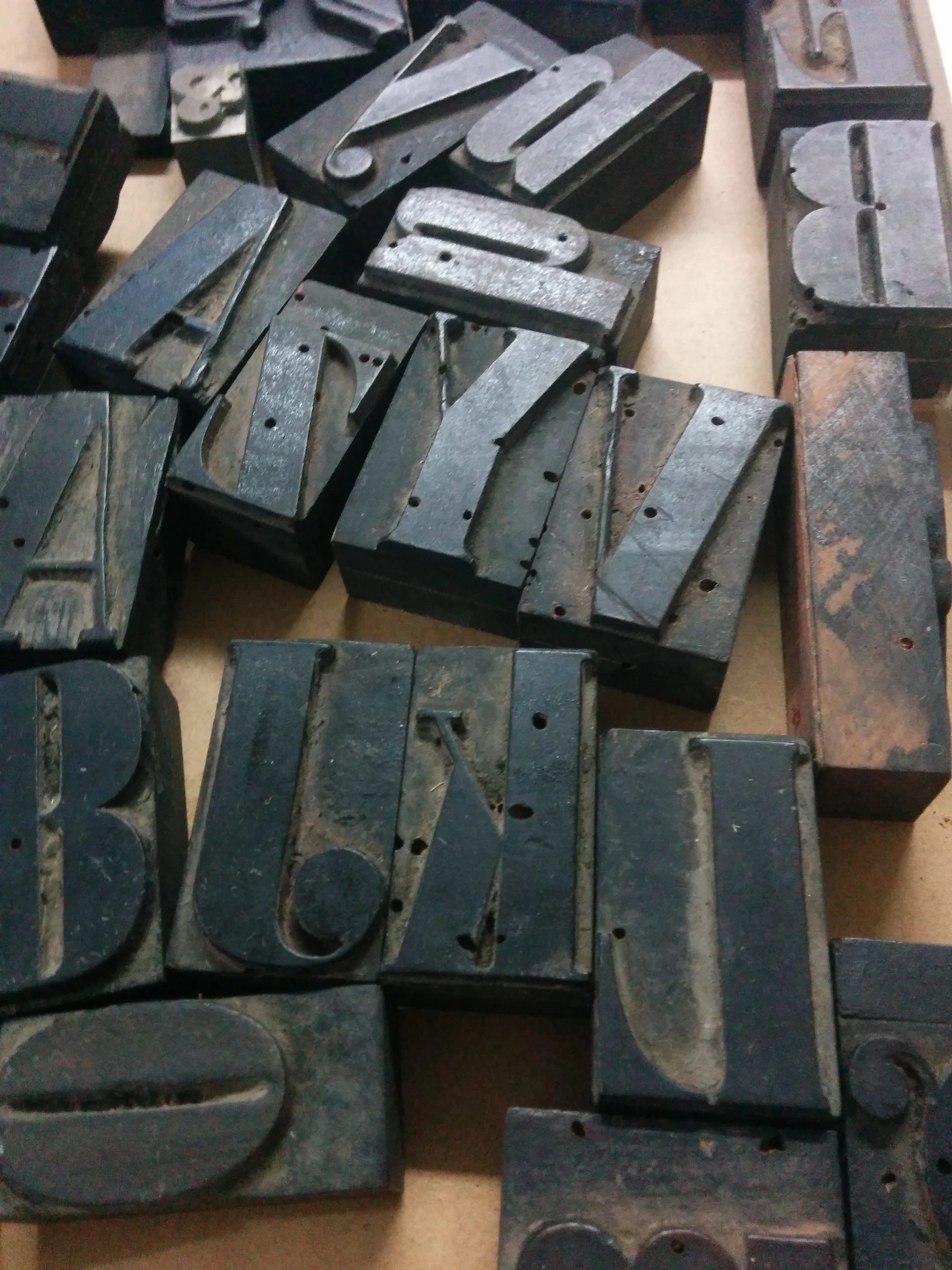 Didone Wooden Font · Ready to be Restored