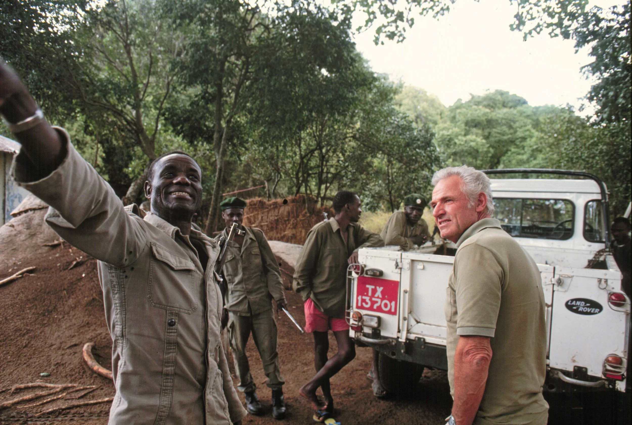Ranger erklärt die Lage, D. Rechsteiner im Moru-Posten, Serengeti | © Foto by Ruedi Suter