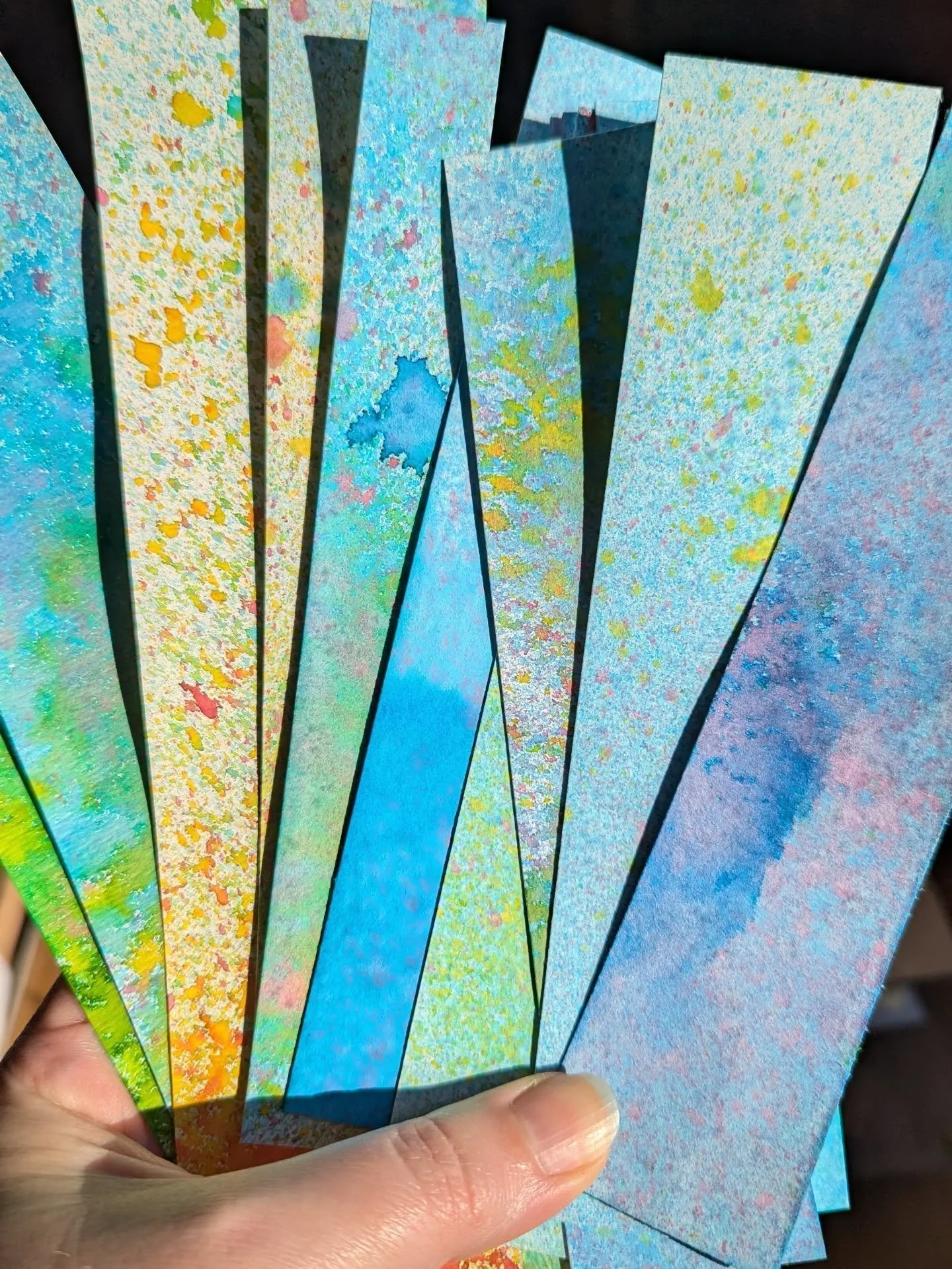 I used up some spray ink on these paper scraps, and they're so pretty! Now to figure out what to do with them!

Sound on for the video to hear the soothing sounds of my backyard in summer! 😌

#sprayink
