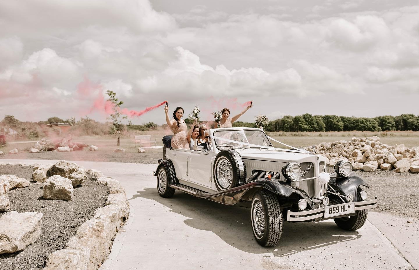 5 Ways to Feature Your Wedding Car in Your Photo Album