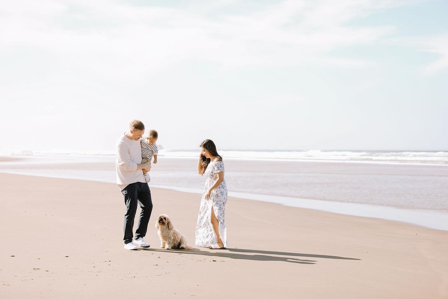 Under the warm embrace of the Oregon sun, this sweet family basks in love and laughter along the stunning coast. With sandy toes, salty air, and the sound of crashing waves as our backdrop, we create cherished memories!