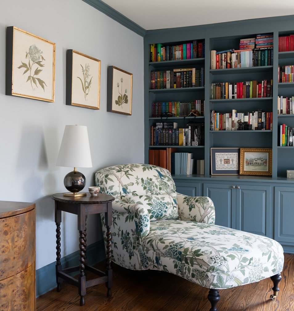 Grab a book and cozy up, this bedroom nook is perfect for a rainy day! ✨

design // @groveinteriordesign
photo // @allisonelefantephoto