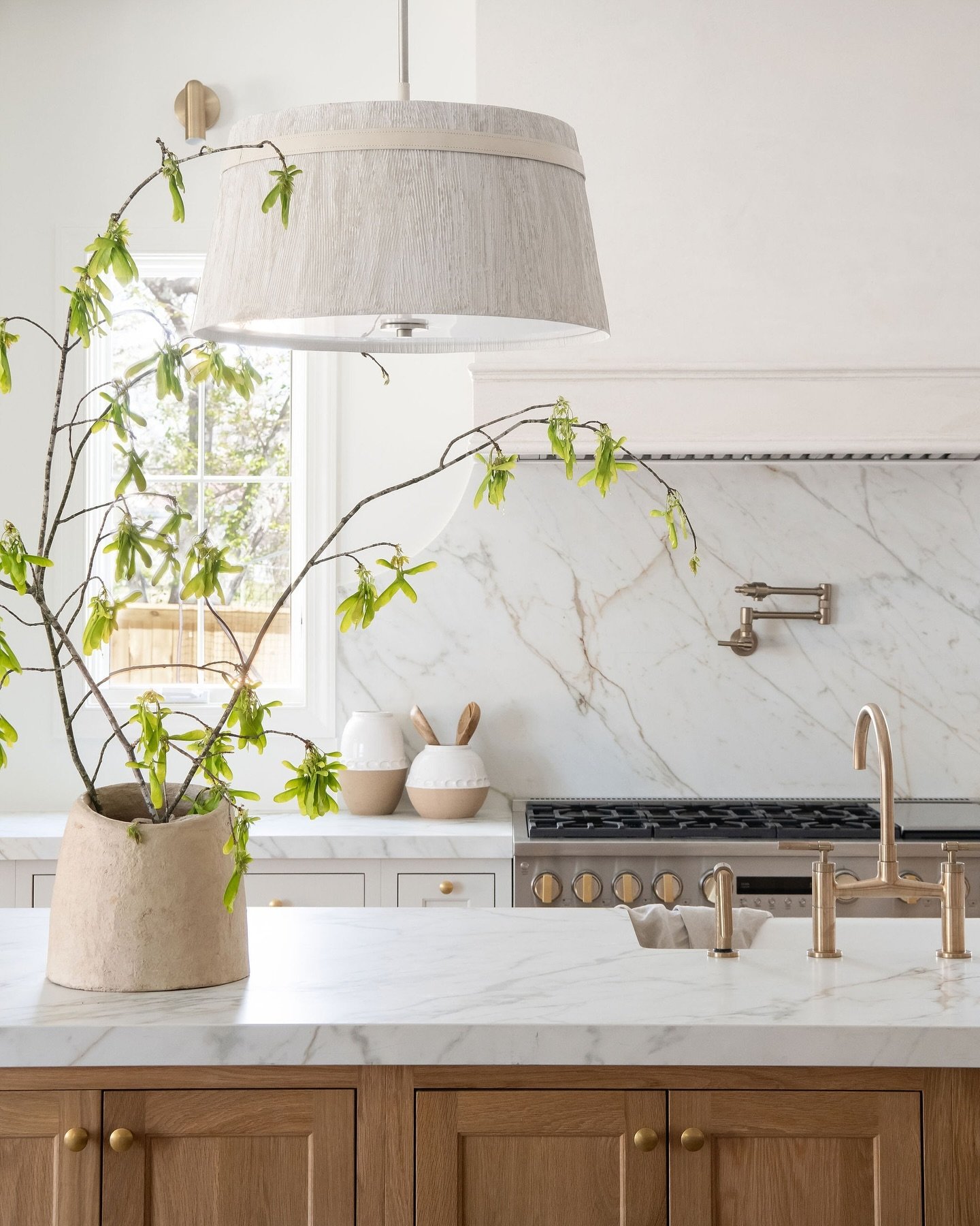 The sun is shining and this kitchen makes me so happy! Foraged branches for the win! ✨

design // @amberpiercedesigns
photo // @allisonelefantephoto