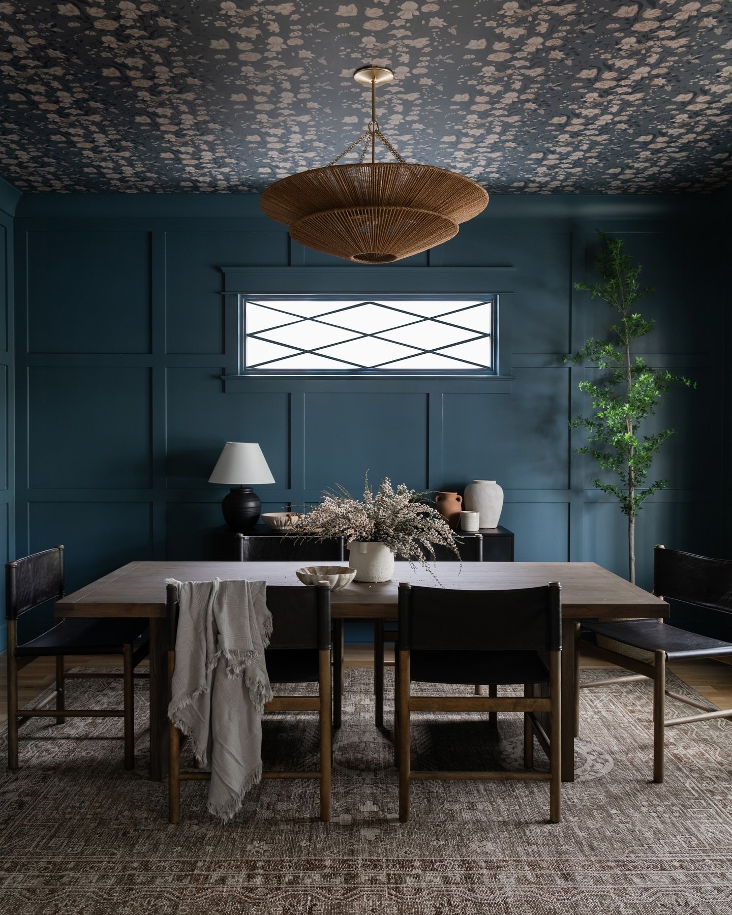 Rich saturated color and a moody vibe can coexist, peep that wallpapered ceiling too! I love this recently photographed dining room, more to come! ✨

design // @elliotinteriors 
photo // @allisonelefantephoto