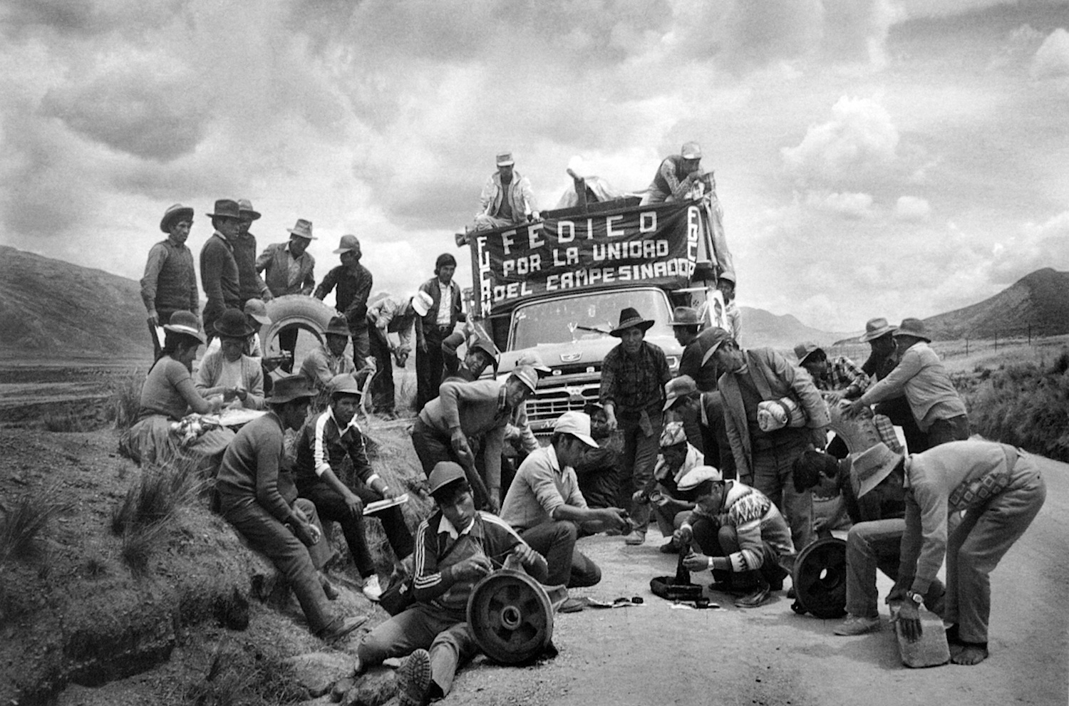  Gabino Quispecondori / Accidentado alto en el camino a una movilización / Orurillo, Puno, 1989.&nbsp; © TAFOS 