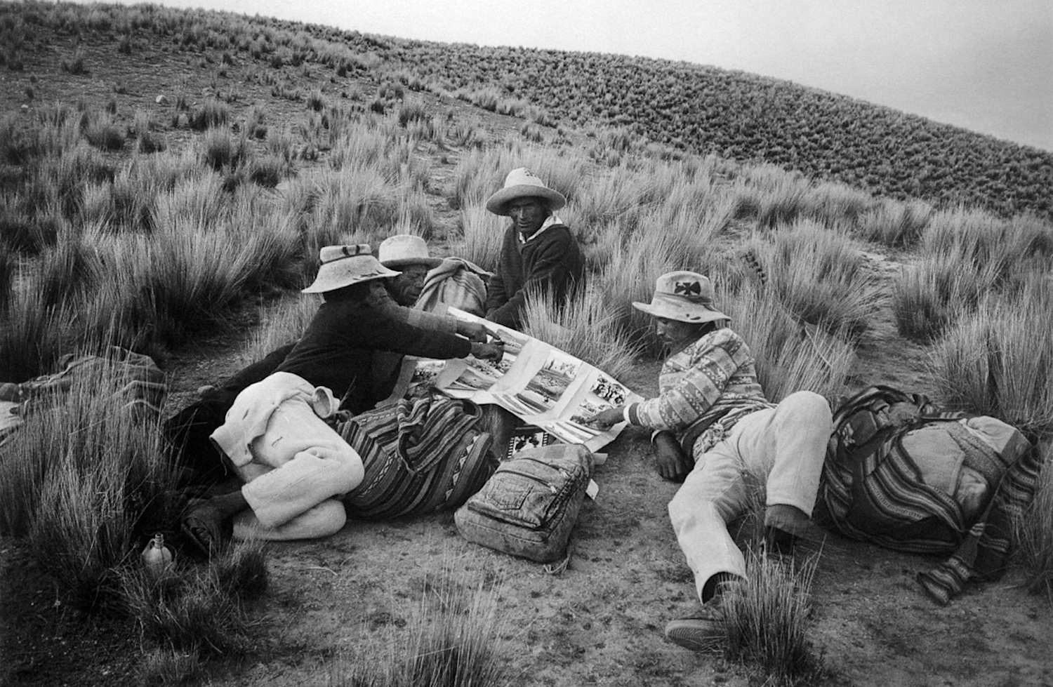 Nicasio Chara / Descanso para mirar unas fotos, comunidad Ccollcca / Canas, Cusco, 1993. © TAFOS