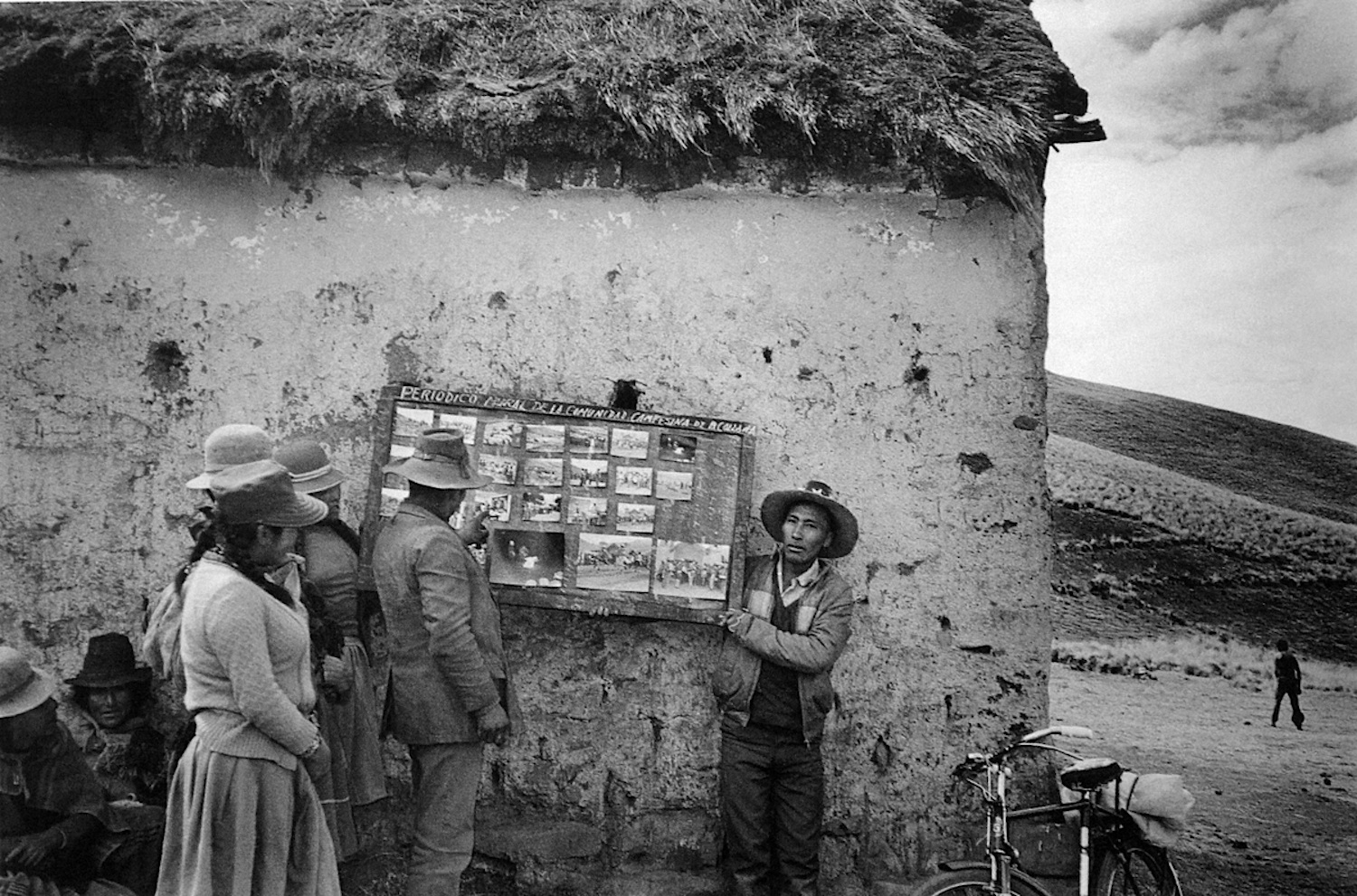 Jacinto Chila / Periódico mural en Alto Collana / Melgar, Puno. 1989. © TAFOS