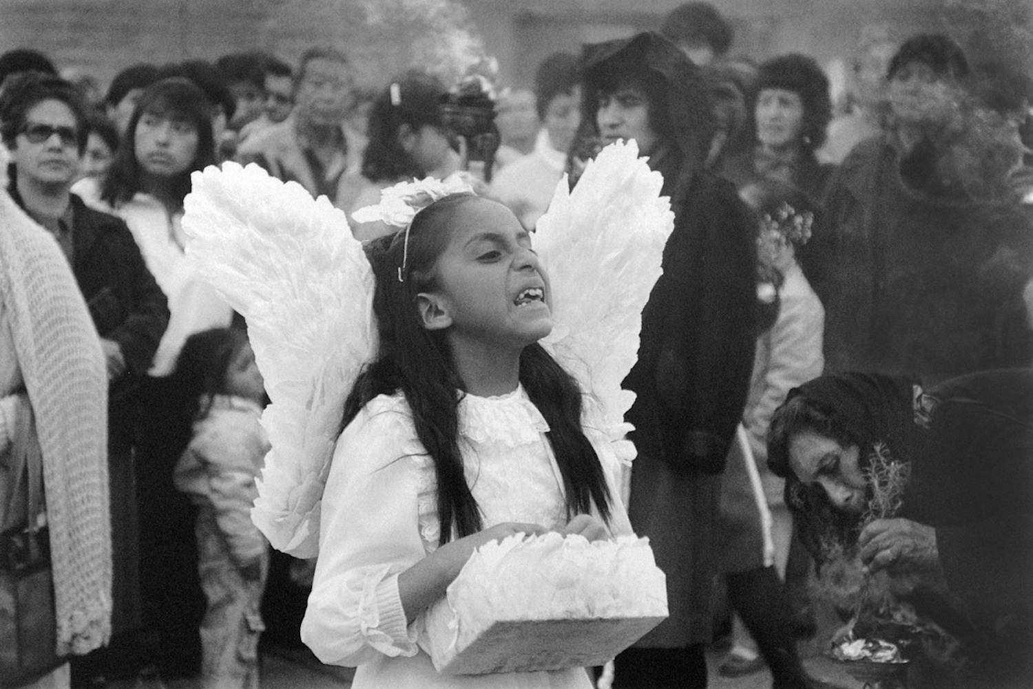  Daniel Pajuelo / El angel exterminador en una procesión / Huancayo, Junin. 1991.&nbsp; © TAFOS 