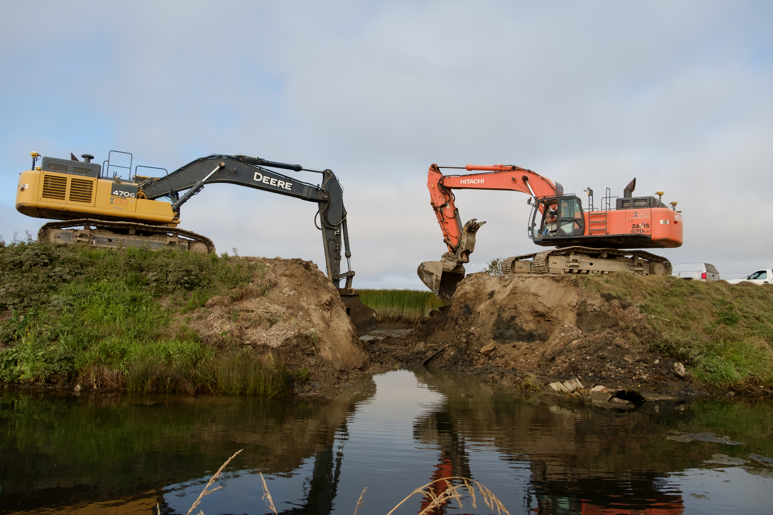  Excavators began work early in the morning on an outgoing tide breaching the old dike.&nbsp; 