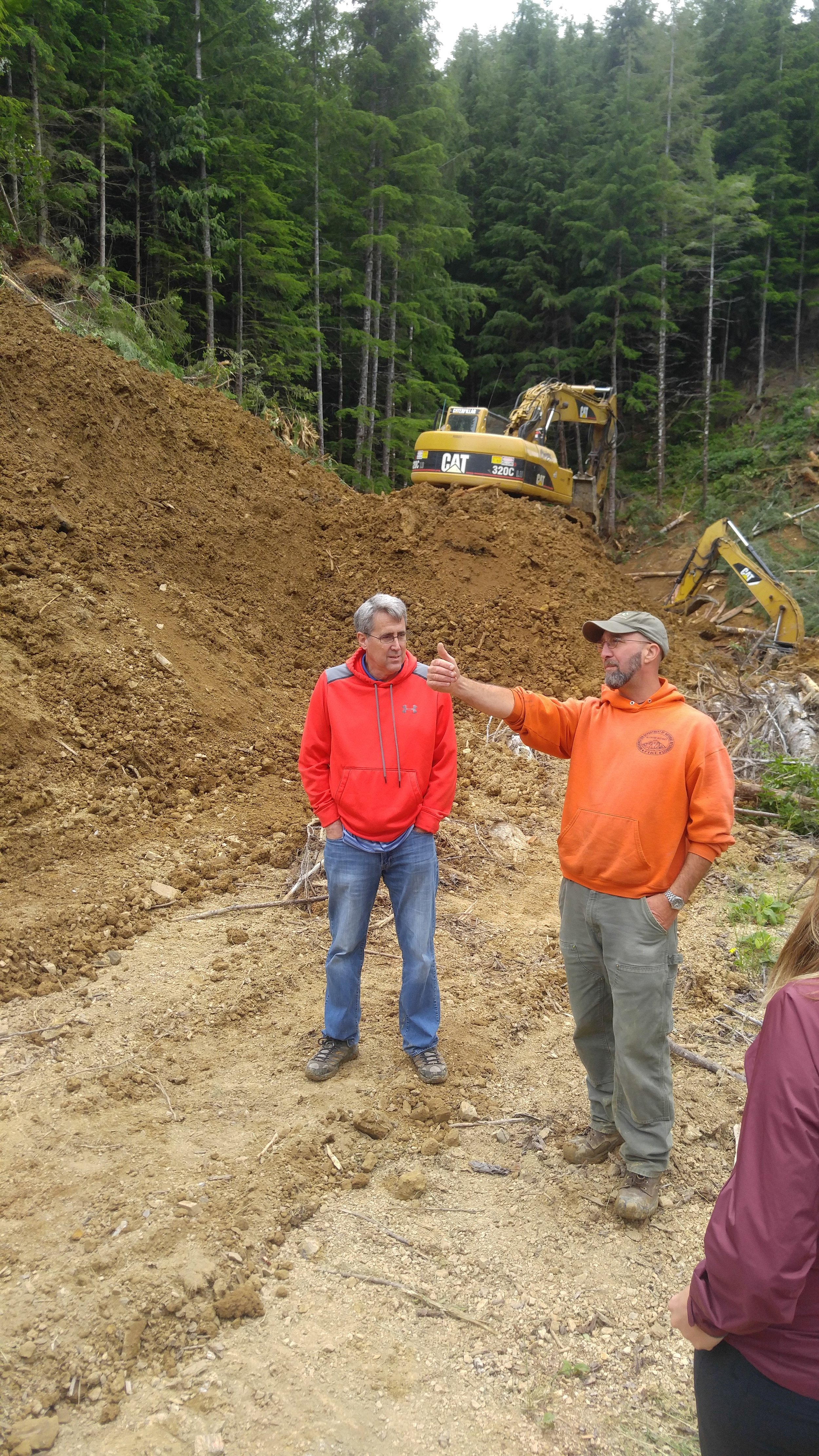  TNC’s Field Forester Dave Ryan talks with Dale Lewis from Congresswoman Herrera Beutler’s office about a road decommissioning project in the Ellsworth Creek Preserve. Photo © Jessica Helsley 