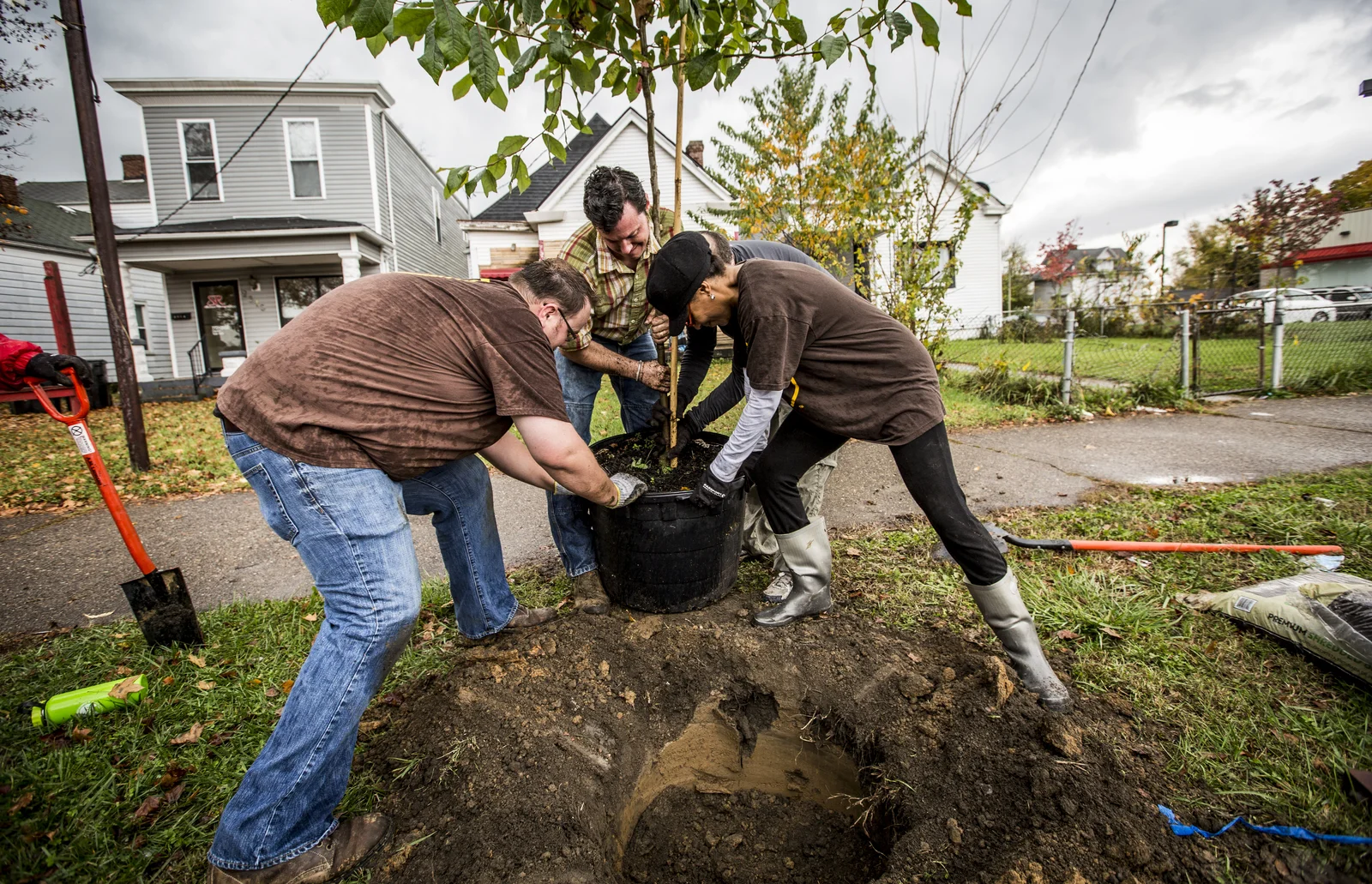 In coordination with generous sponsorships from UPS, The Nature Conservancy, Brown-Forman, and Brightside planted trees for a community-wide planting day in West Louisville, Kentucky. Photo credit: © The Nature Conservancy (Devan King)