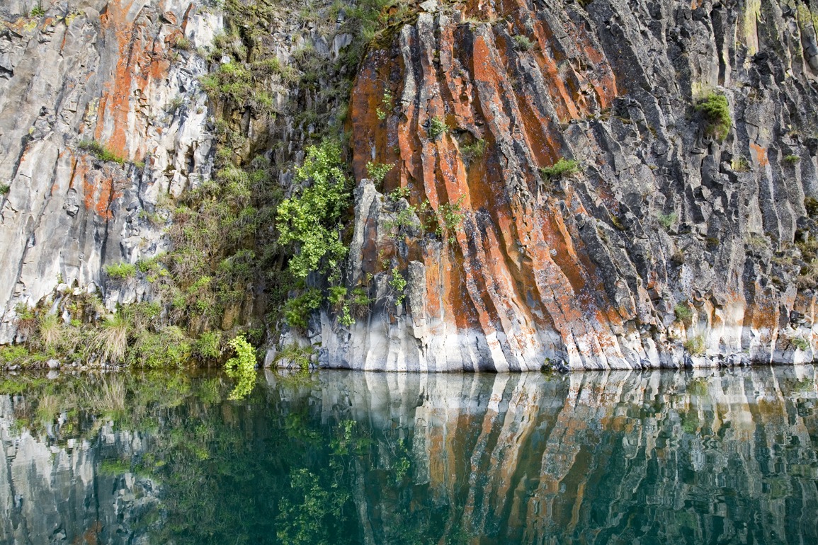 Columnar basalt at Deep Lake in Sun Lakes State Park, Grant County, heaven for geology geeks and boaters of all sorts. Photo by John Marshall.