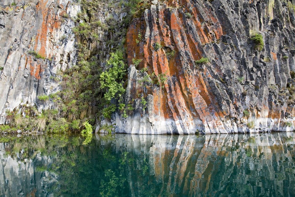  Columnar basalt at Deep Lake in Sun Lakes State Park, Grant County, heaven for geology geeks and boaters of all sorts. Photo by John Marshall. 