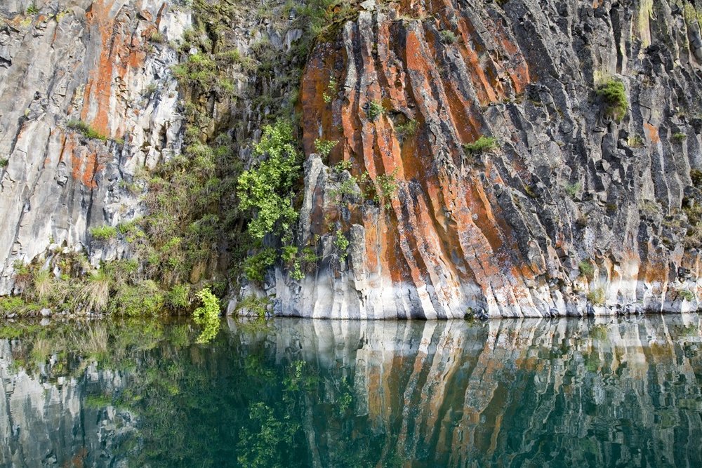  Columnar basalt at Deep Lake in Sun Lakes State Park, Grant County, heaven for geology geeks and boaters of all sorts. Photo by John Marshall. 