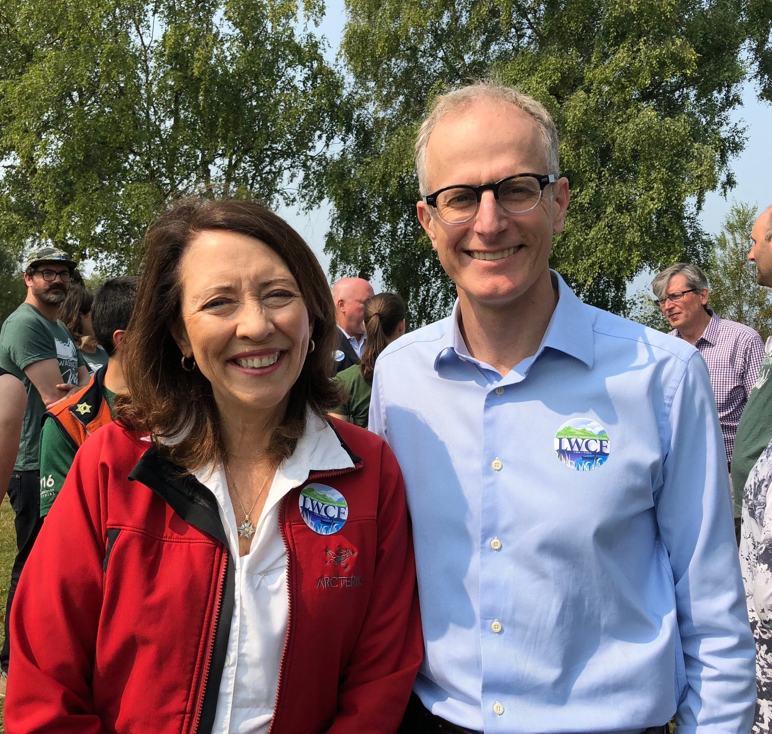 Sen. Cantwell and TNC Washington state director Mike Stevens show off their LWCF Coalition stickers at Monday’s event. Photo by Cathy Baker
