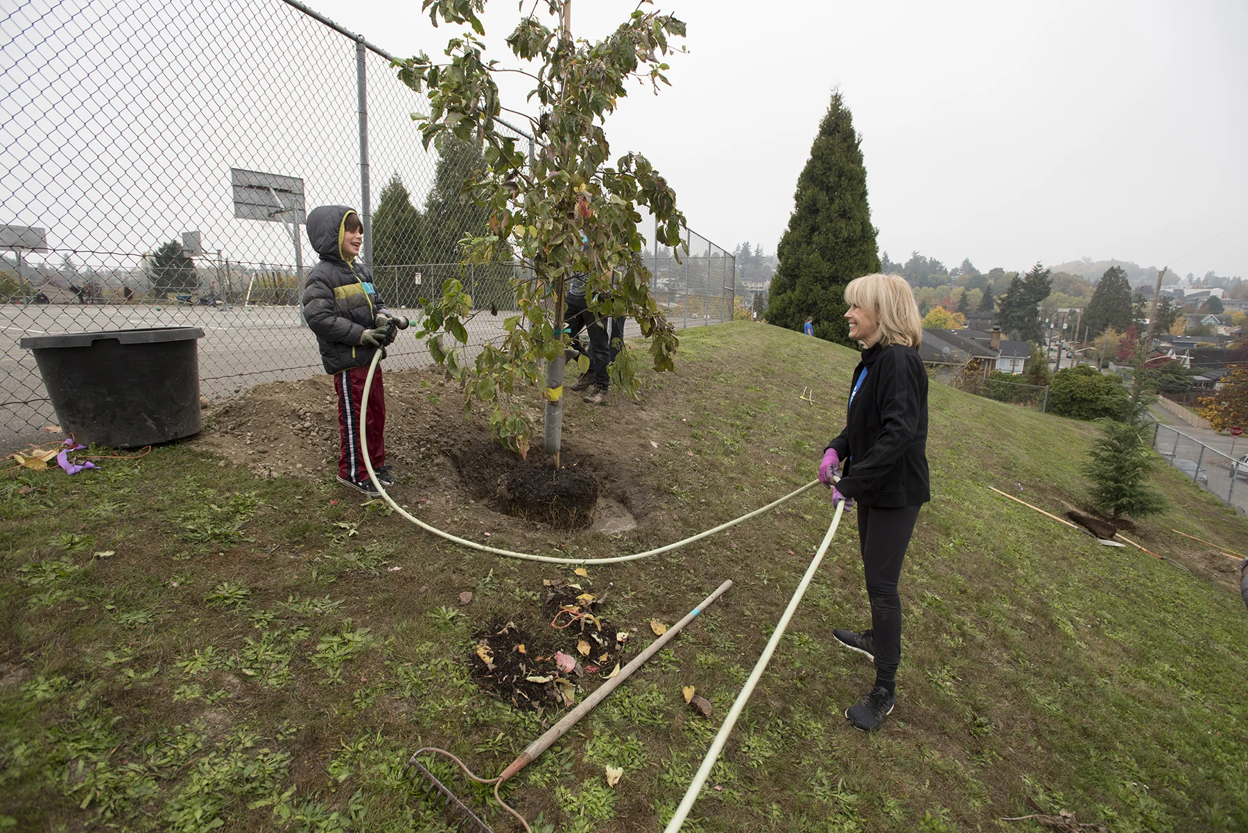 Planting trees at Hawthorne Elementary in Seattle in October 2018. © Hannah Letinich