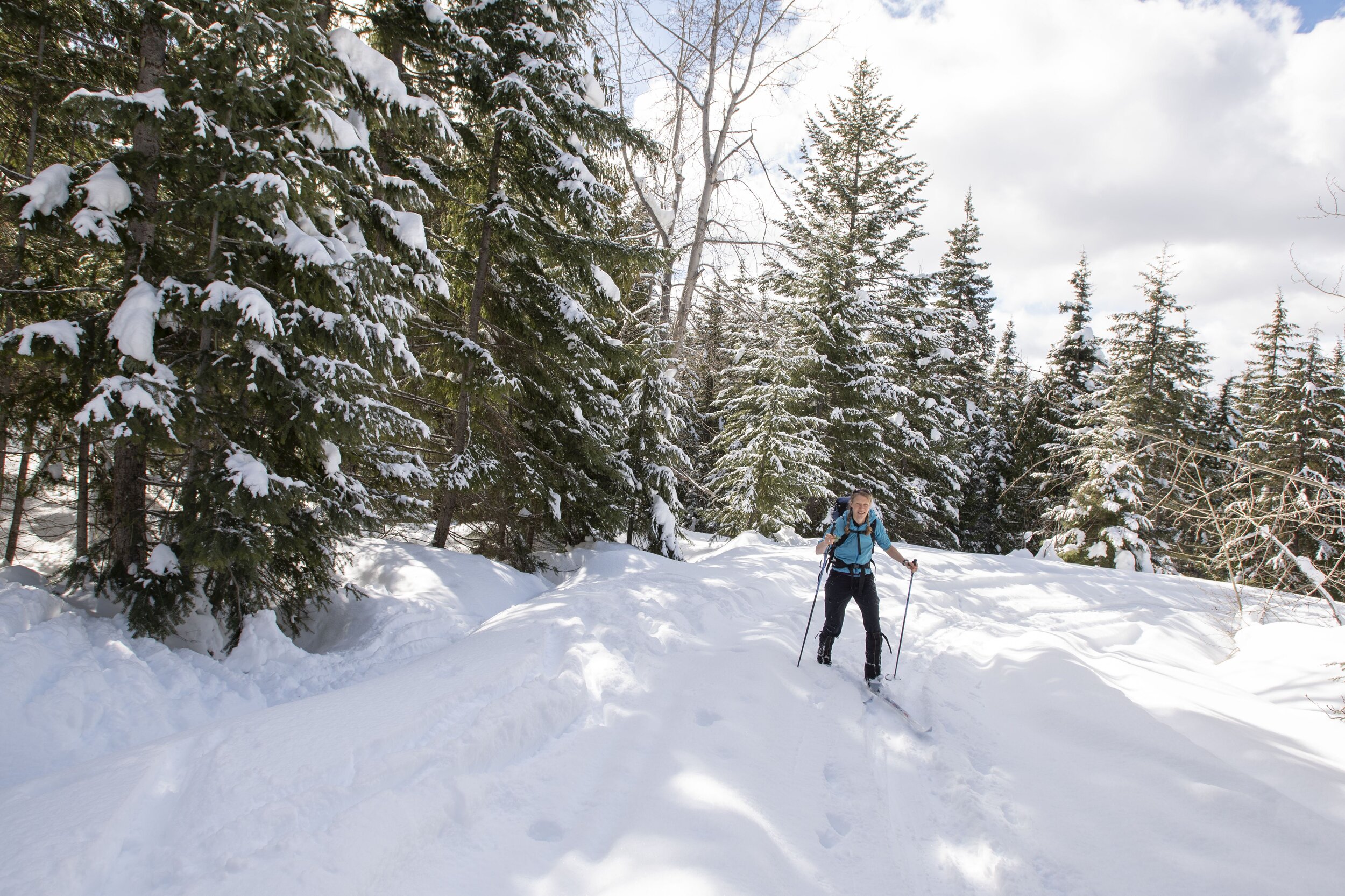 Emily nordic xc skiing central cascades by Hannah Letinich.jpg