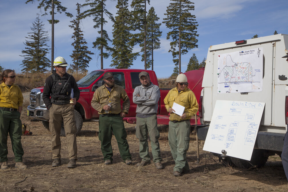 A “burn boss” trainee presents the burn plan during a morning briefing at the 2018 Cascadia TREX. © John Marshall