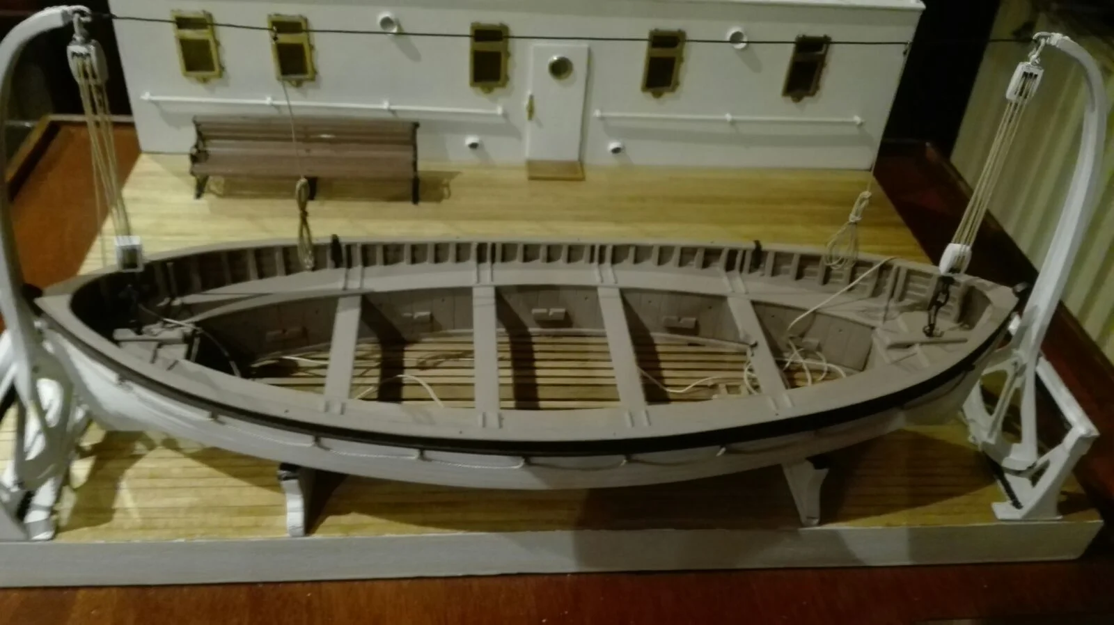 Maqueta amb la reproducció a petita escala d'un dels bots salvavides del Titànic.