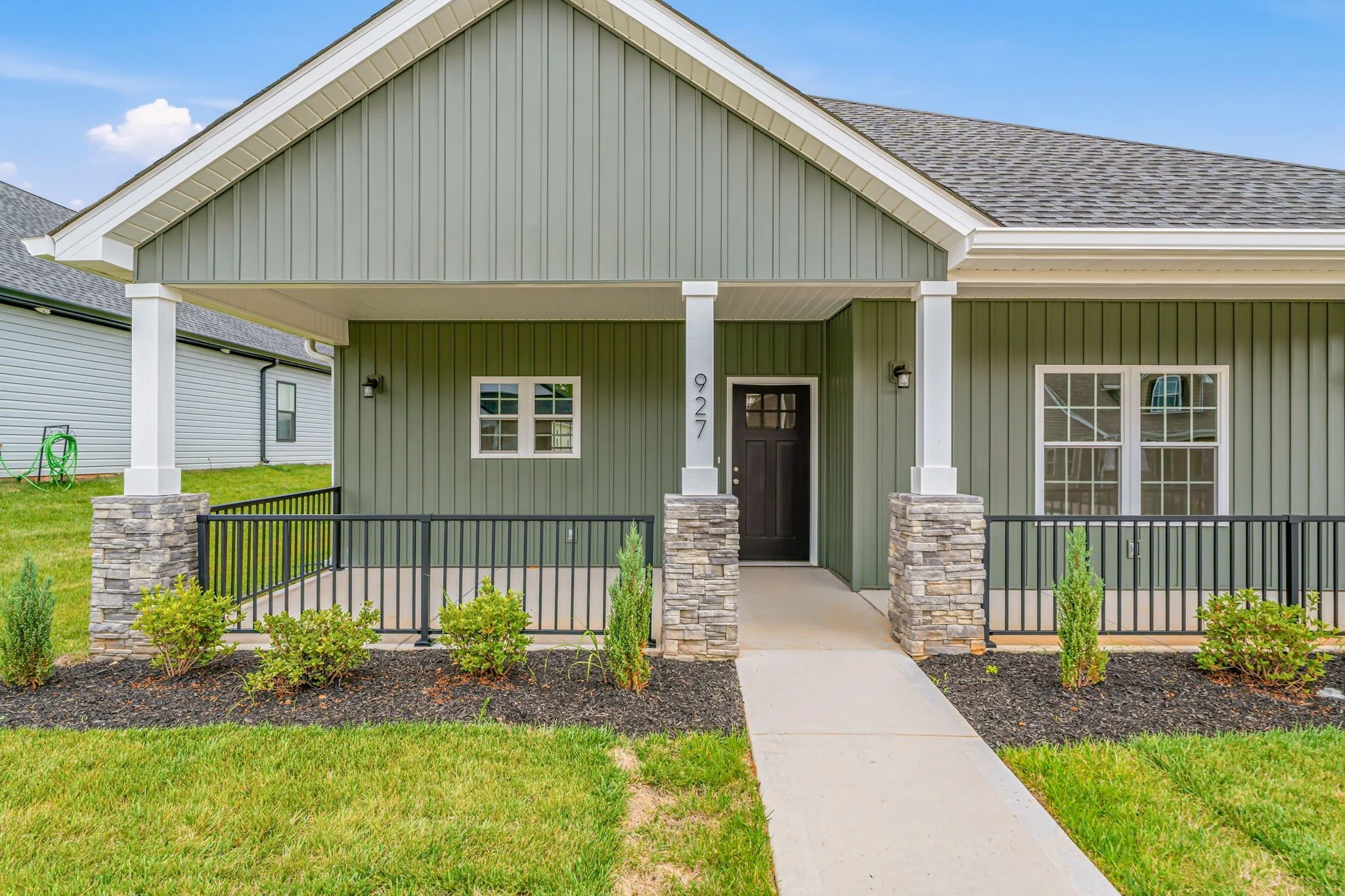 5-web-or-mls-927 Stratford Ave-5.jpg