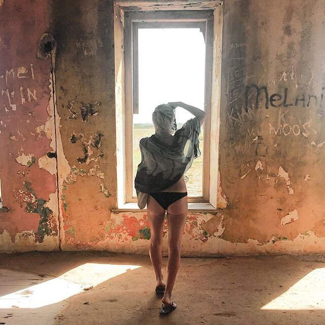 Do you 👀 what I 👀?!
&bull;
&bull;
&bull;
One of my favorite things is finding old buildings and graffiti. I find something so raw, unique and beautiful in it all.